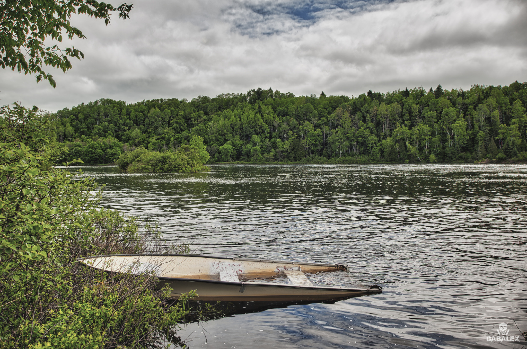 Nikon D700 + Sigma 17-35mm F2.8-4 EX Aspherical sample photo. Submerge boat photography