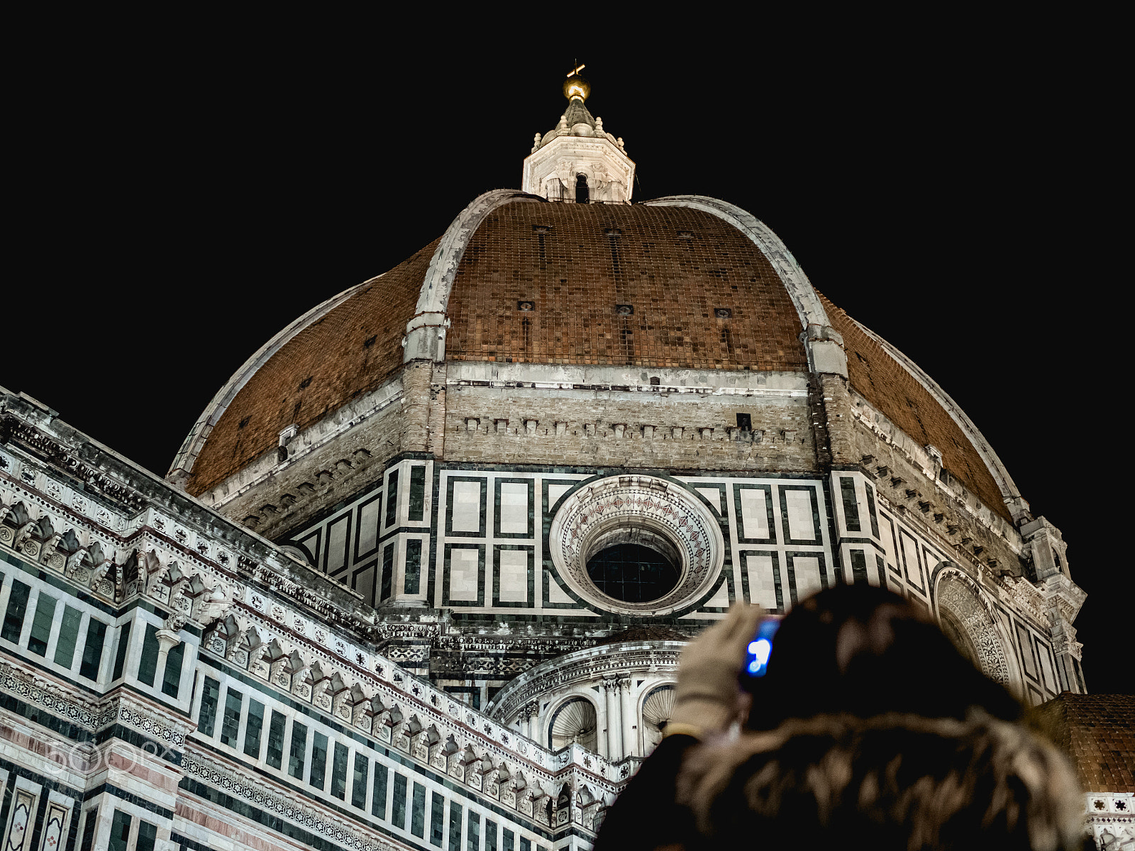 Panasonic Lumix DMC-GH3 + LUMIX G 25/F1.7 sample photo. Woman photographing the dome of florence cathedral at night photography