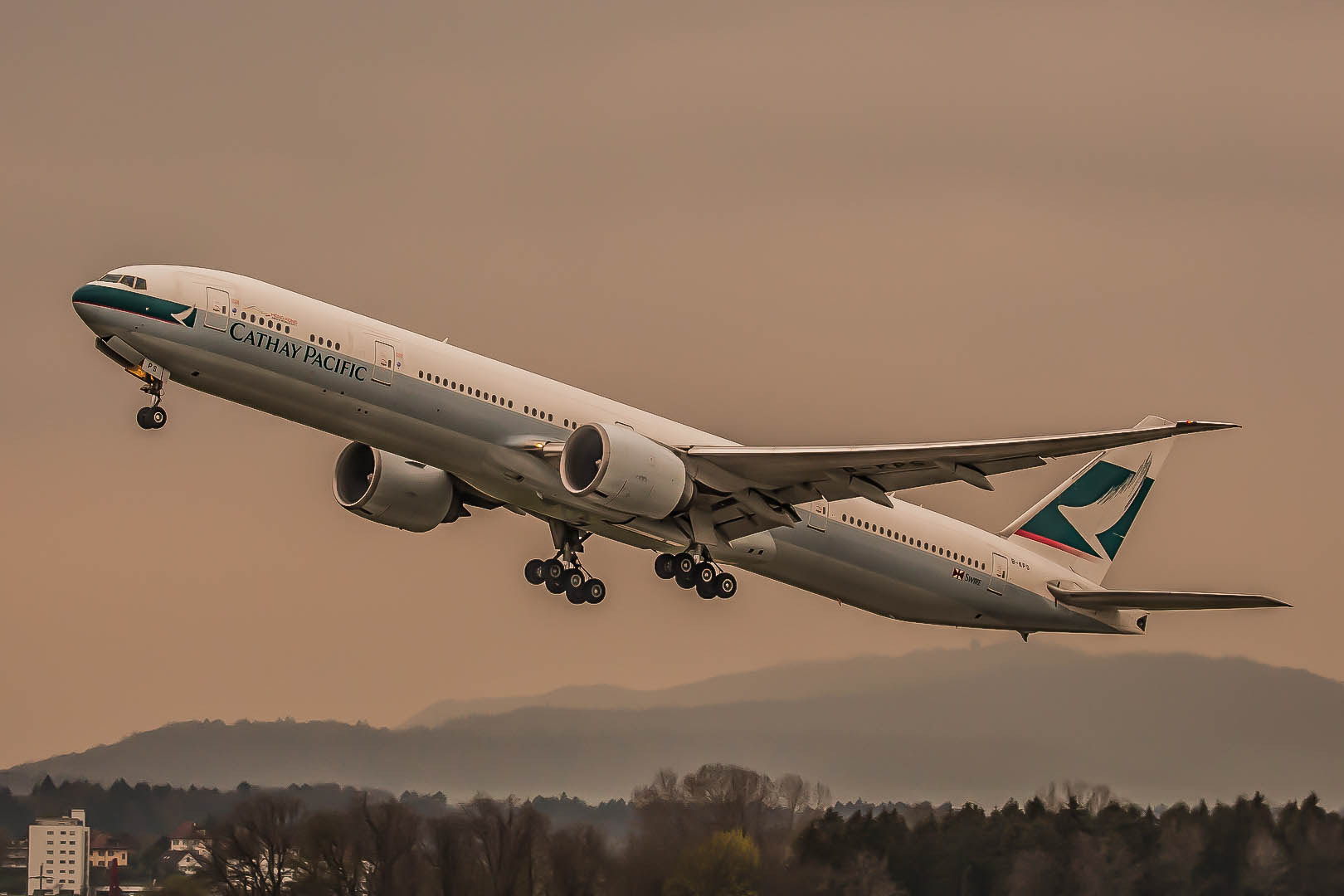 Canon EF 100-400mm F4.5-5.6L IS USM sample photo. B777-300 cathey pacific photography
