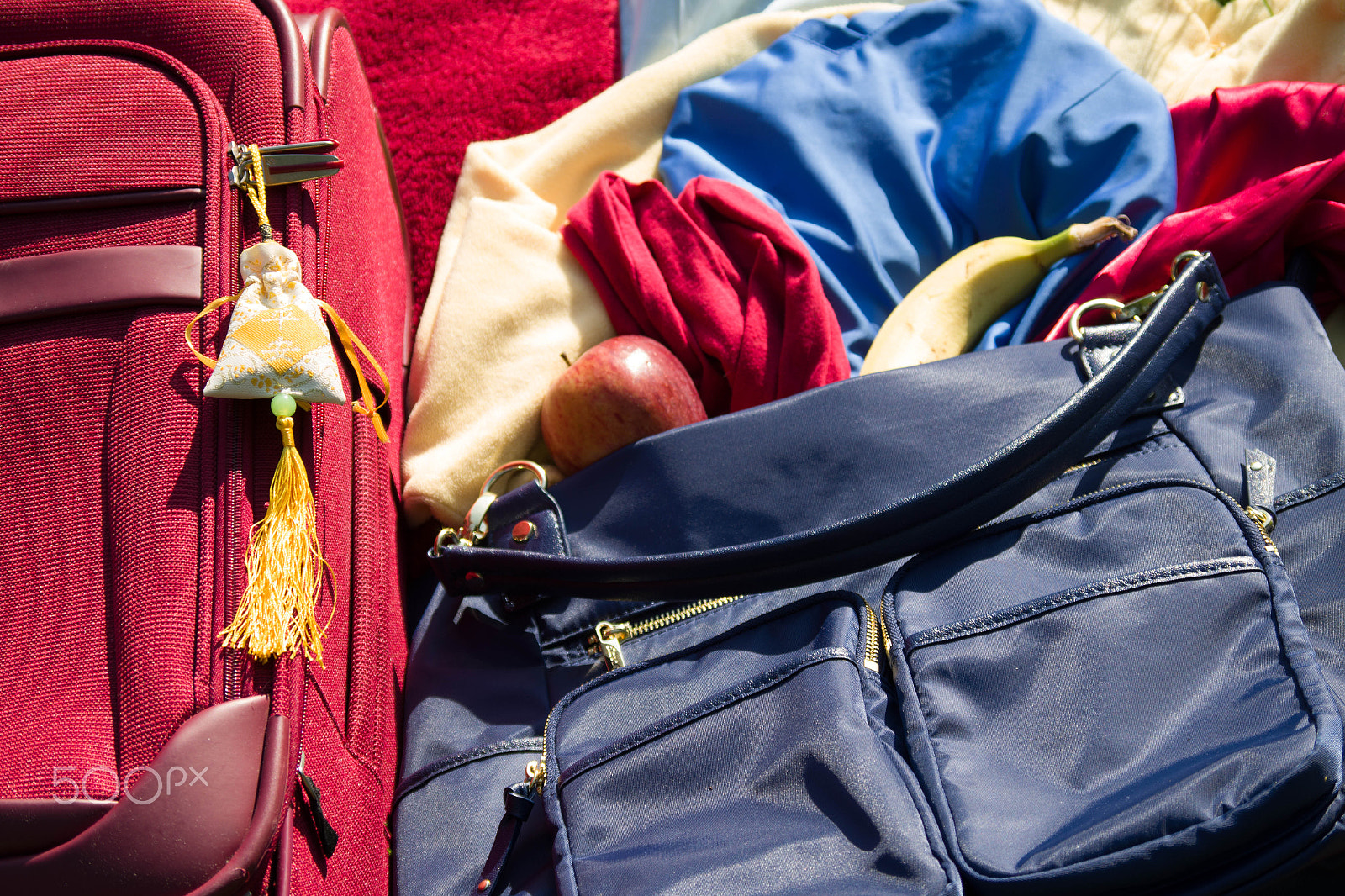 Pentax smc DA 50-200mm F4-5.6 ED WR sample photo. Primary colors traveling bags photography