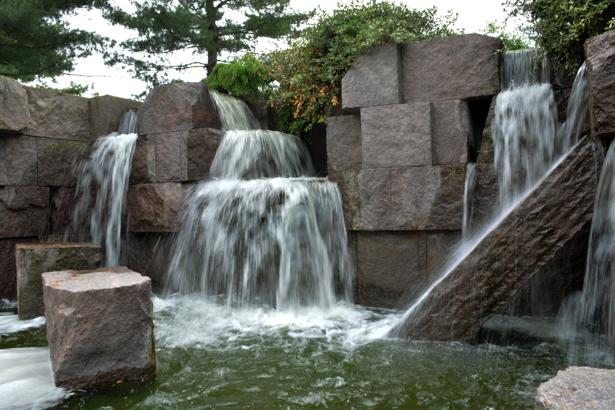AF Zoom-Nikkor 35-80mm f/4-5.6D sample photo. Fountain in park photography