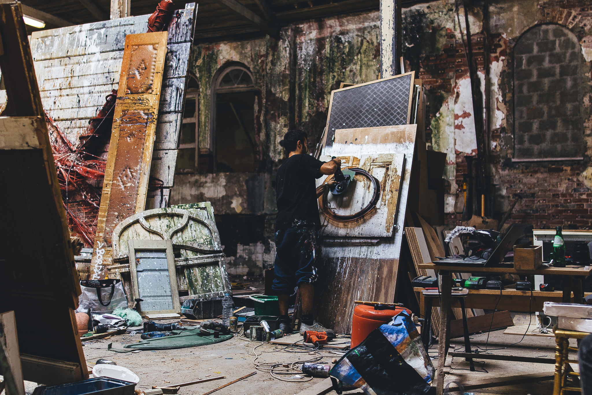 Sigma 24mm F1.4 DG HSM Art sample photo. With bordalo ii at his studio photography