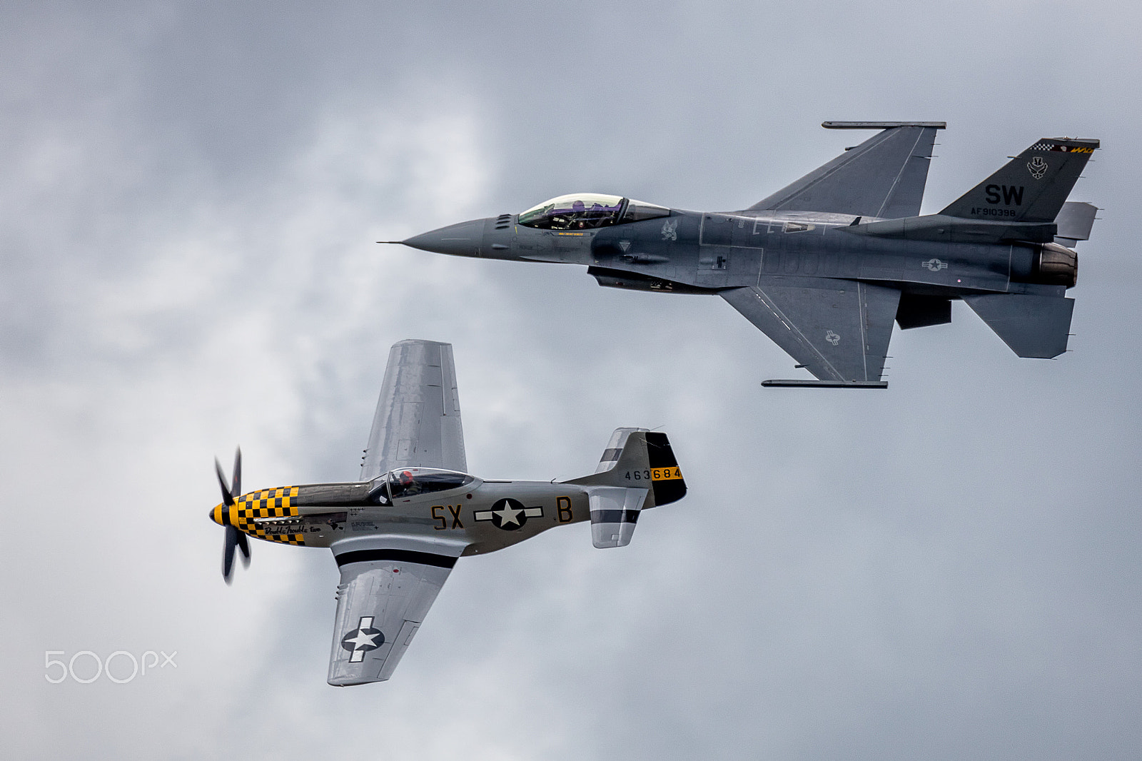 Canon EOS 5DS sample photo. P-51 mustang and f-16 fighting falcon in flight photography
