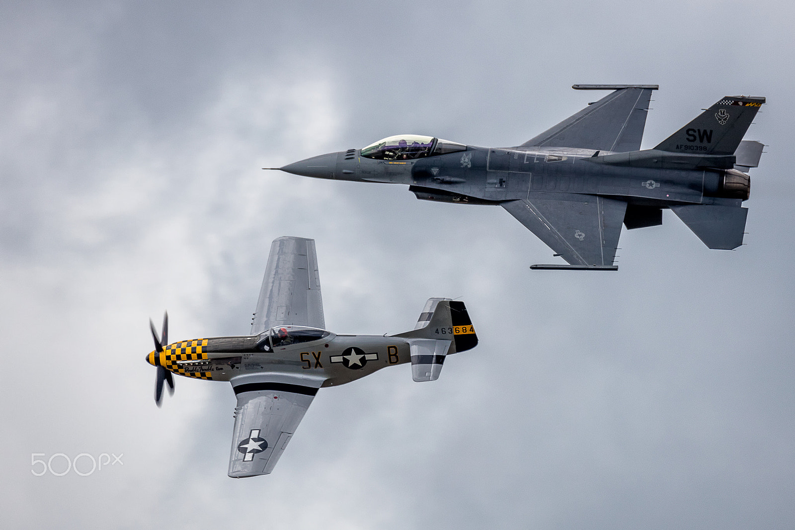 150-600mm F5-6.3 DG OS HSM | Sports 014 sample photo. P-51 mustang and f-16 fighting falcon in flight photography
