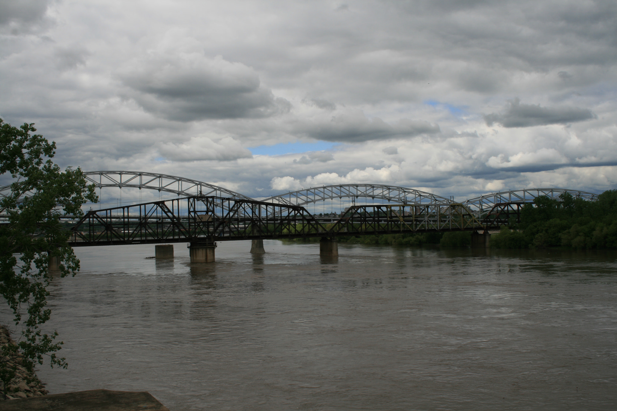 Canon EOS 400D (EOS Digital Rebel XTi / EOS Kiss Digital X) + Canon EF-S 18-55mm F3.5-5.6 sample photo. High water on the missouri river photography