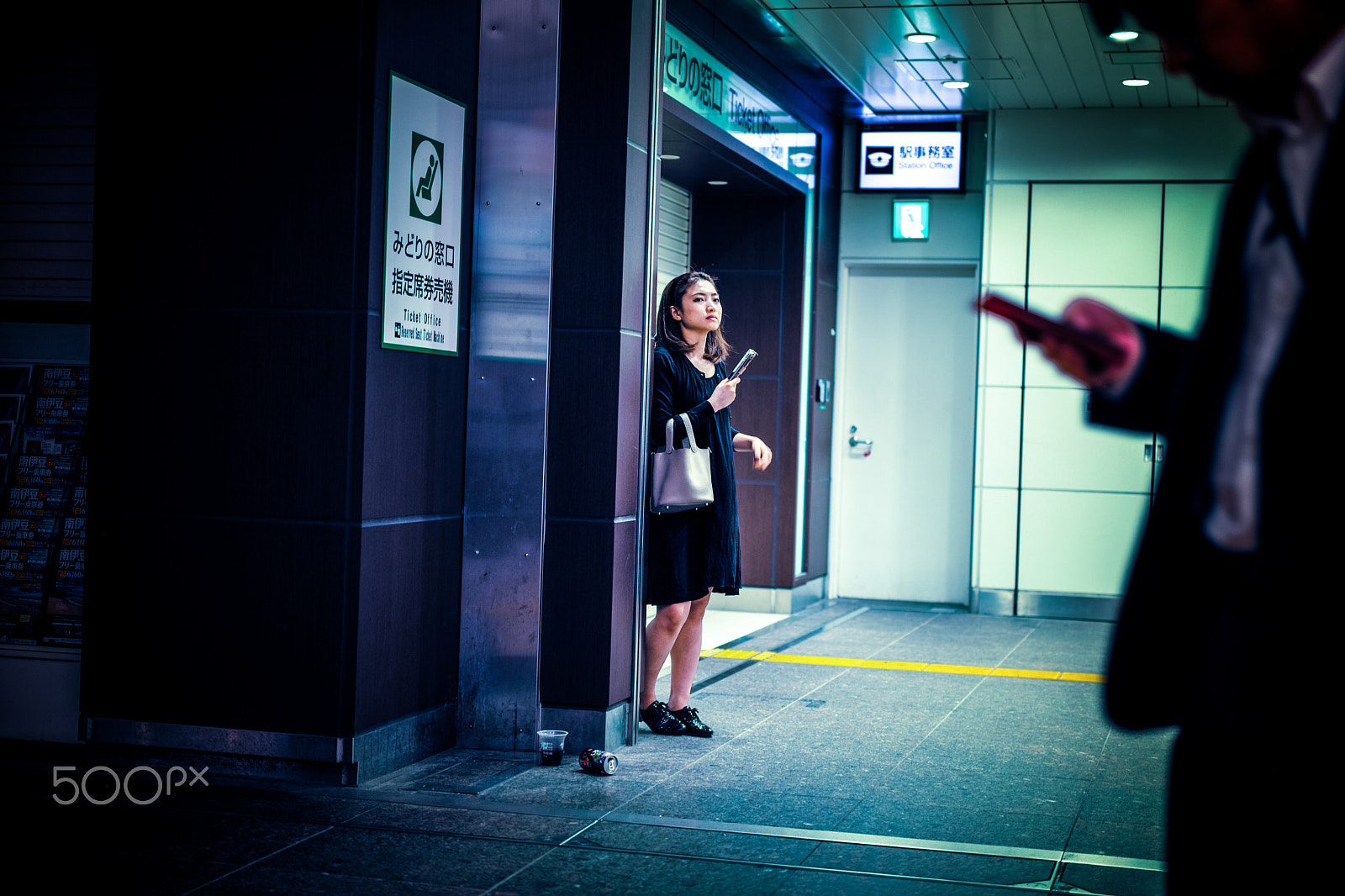 Leica APO-Summicron-M 50mm F2 ASPH sample photo. A lady waiting for her friend photography