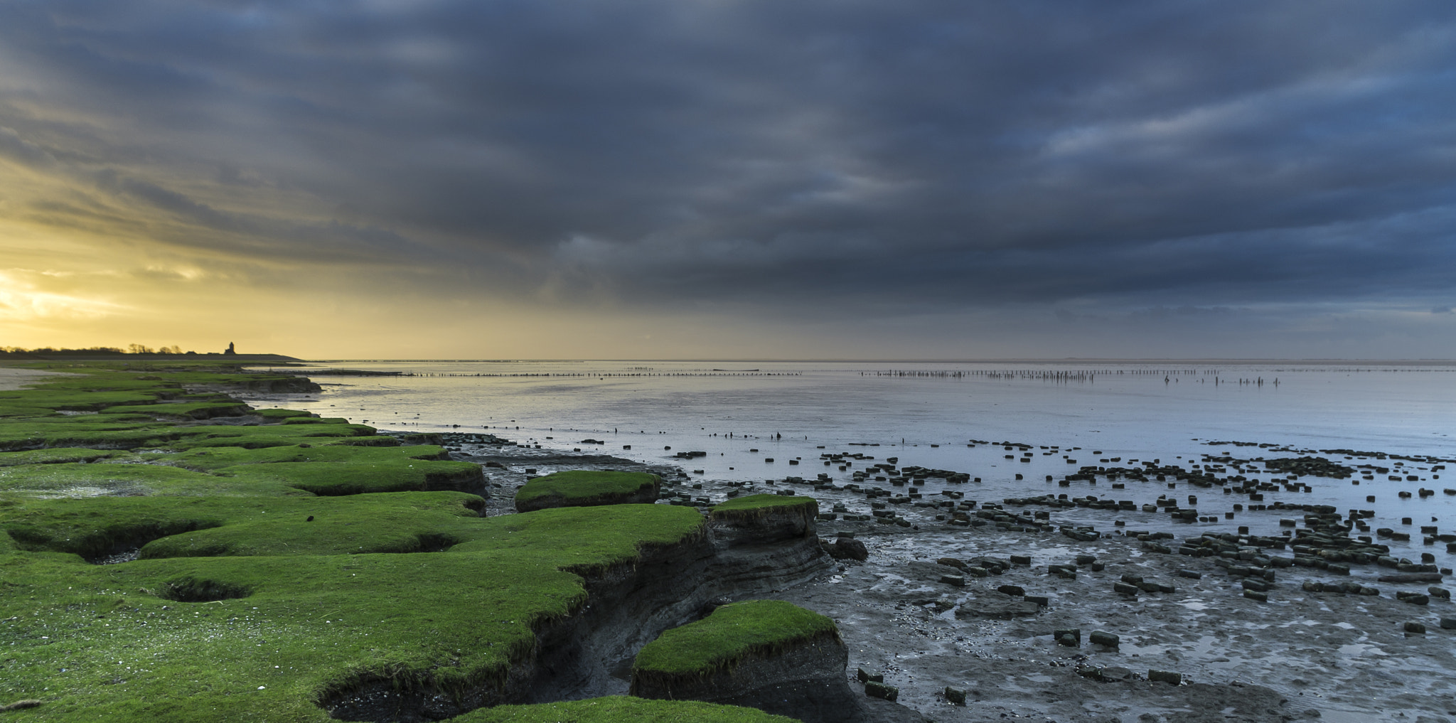 Pentax smc DA 18-55mm F3.5-5.6 ED AL II (IF) sample photo. Floodlight striking the mudflats... photography