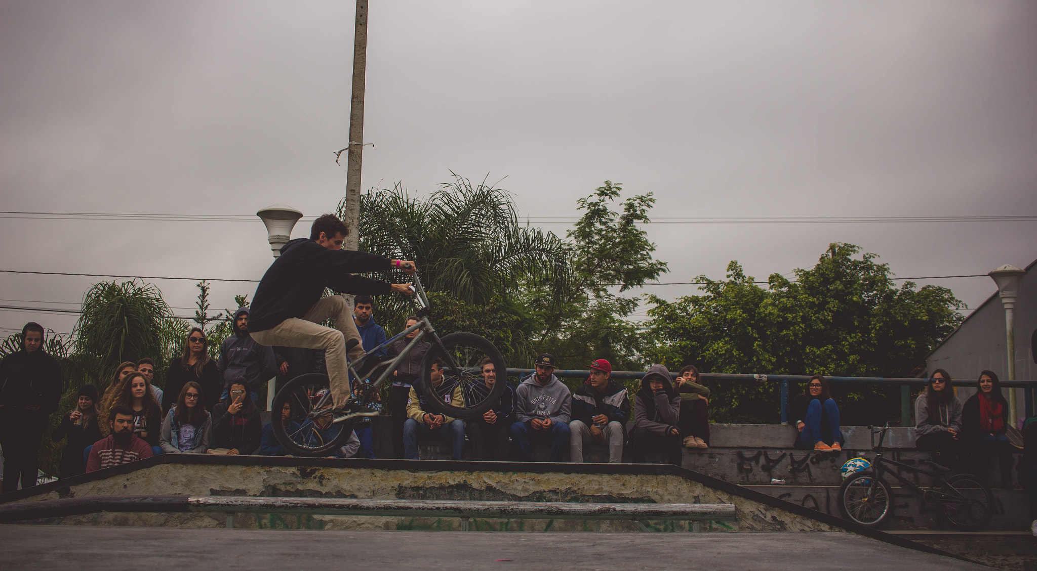 Canon EOS 550D (EOS Rebel T2i / EOS Kiss X4) sample photo. Bmx vs. skate photography