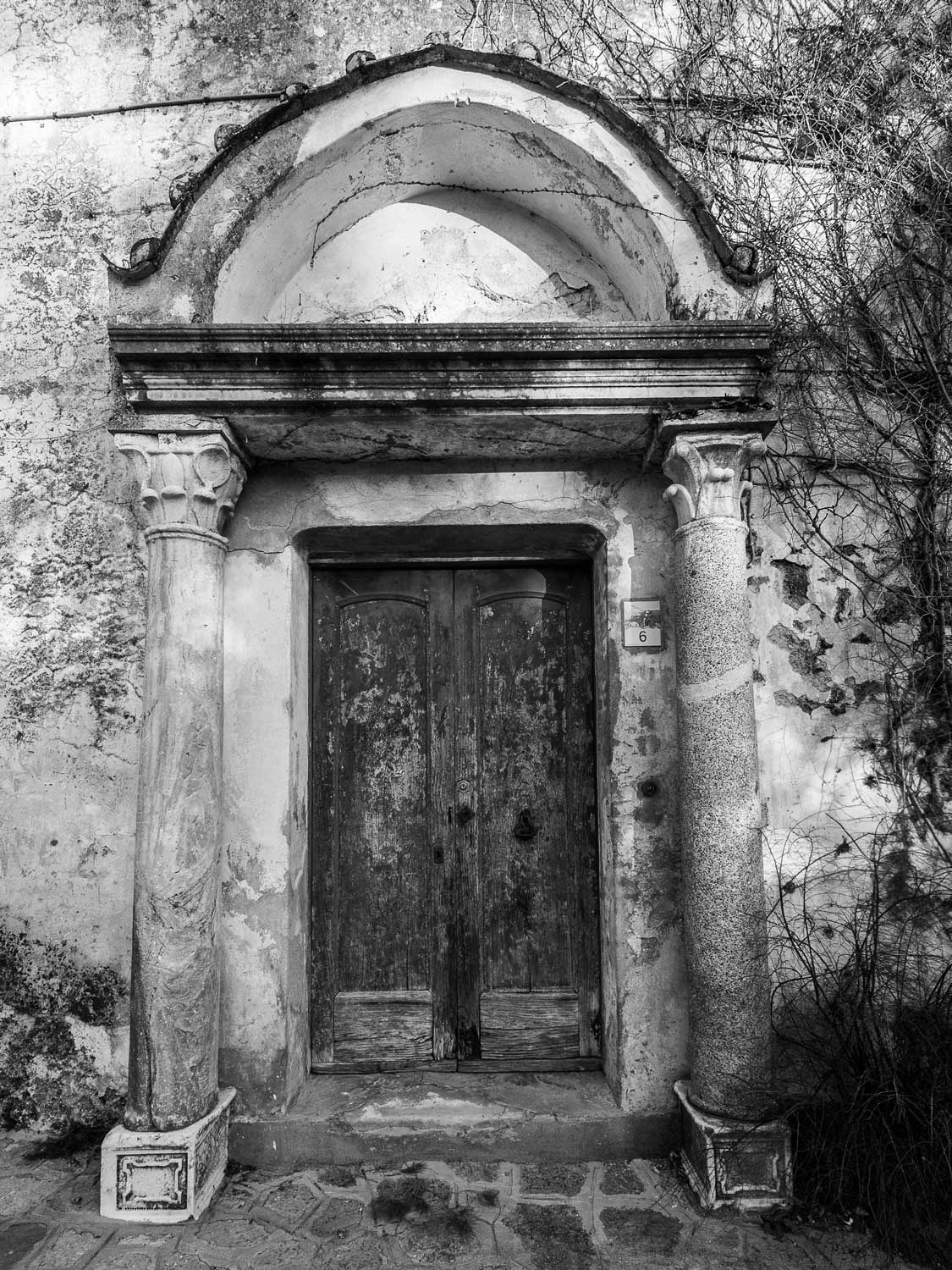 Olympus OM-D E-M5 + OLYMPUS  7-14mm Lens sample photo. Old door photography