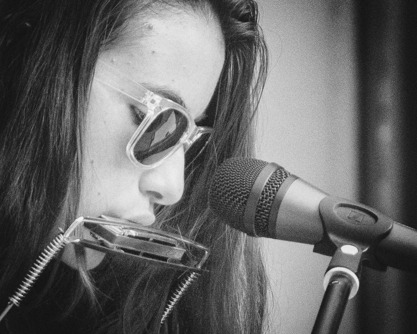 Canon EF 100-300mm F4.5-5.6 USM sample photo. Harmonica with girl photography