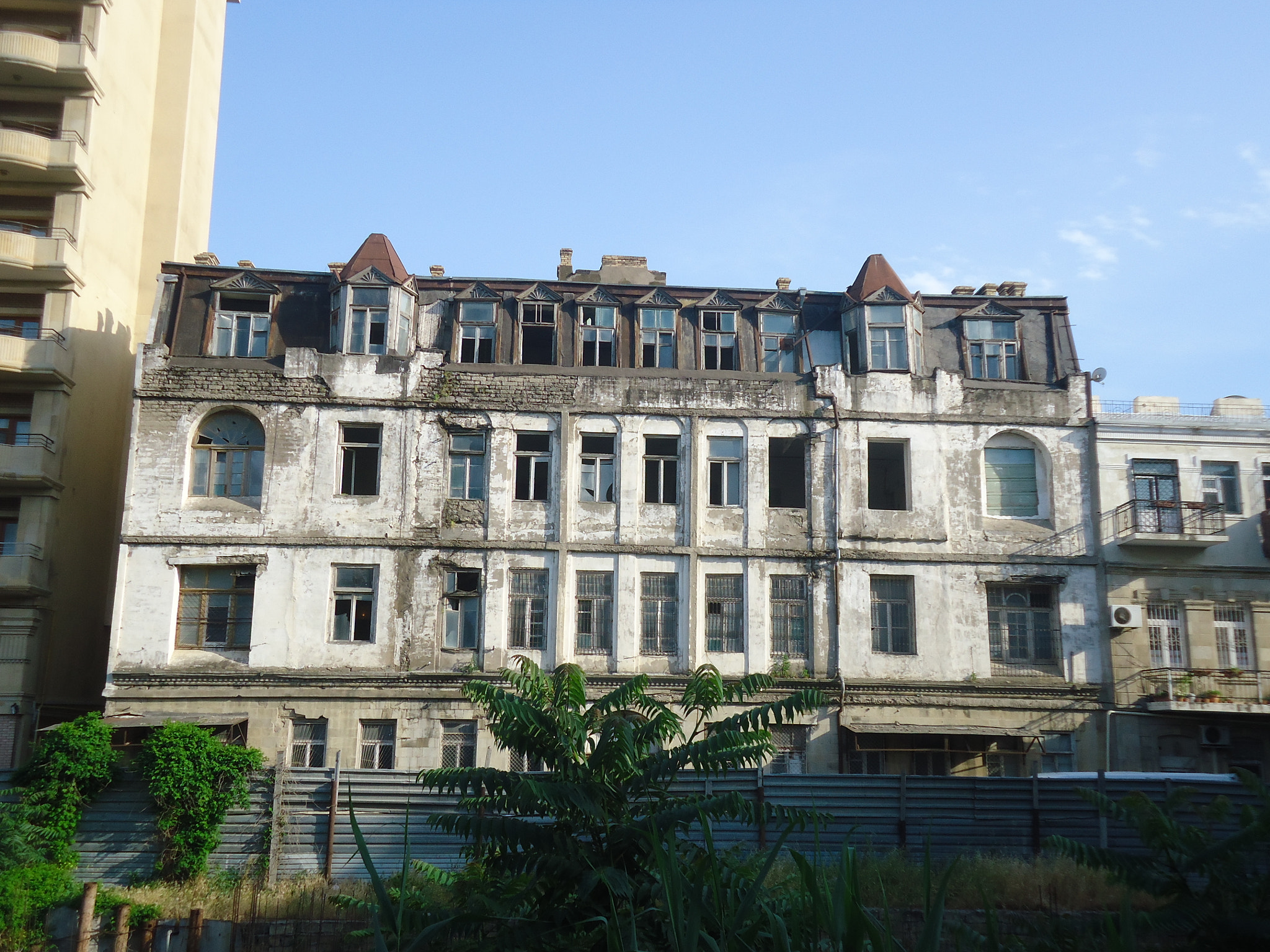 Sony DSC-W550 sample photo. Abondened building in baku, azerbaijan photography