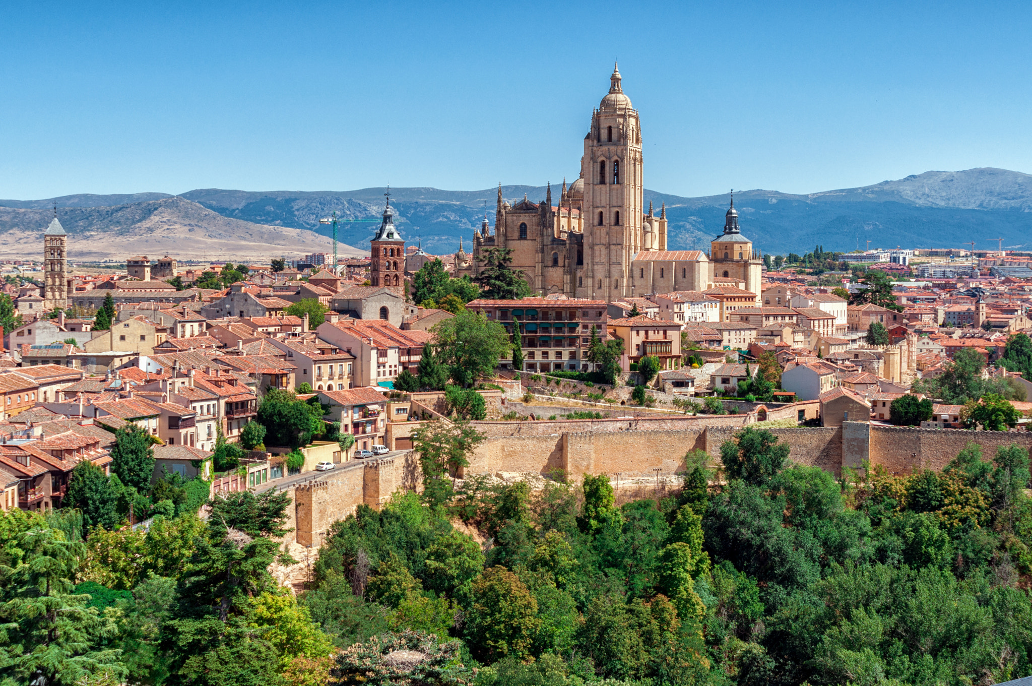 Nikon AF Nikkor 24-85mm F2.8-4D IF sample photo. Segovia, old town view photography