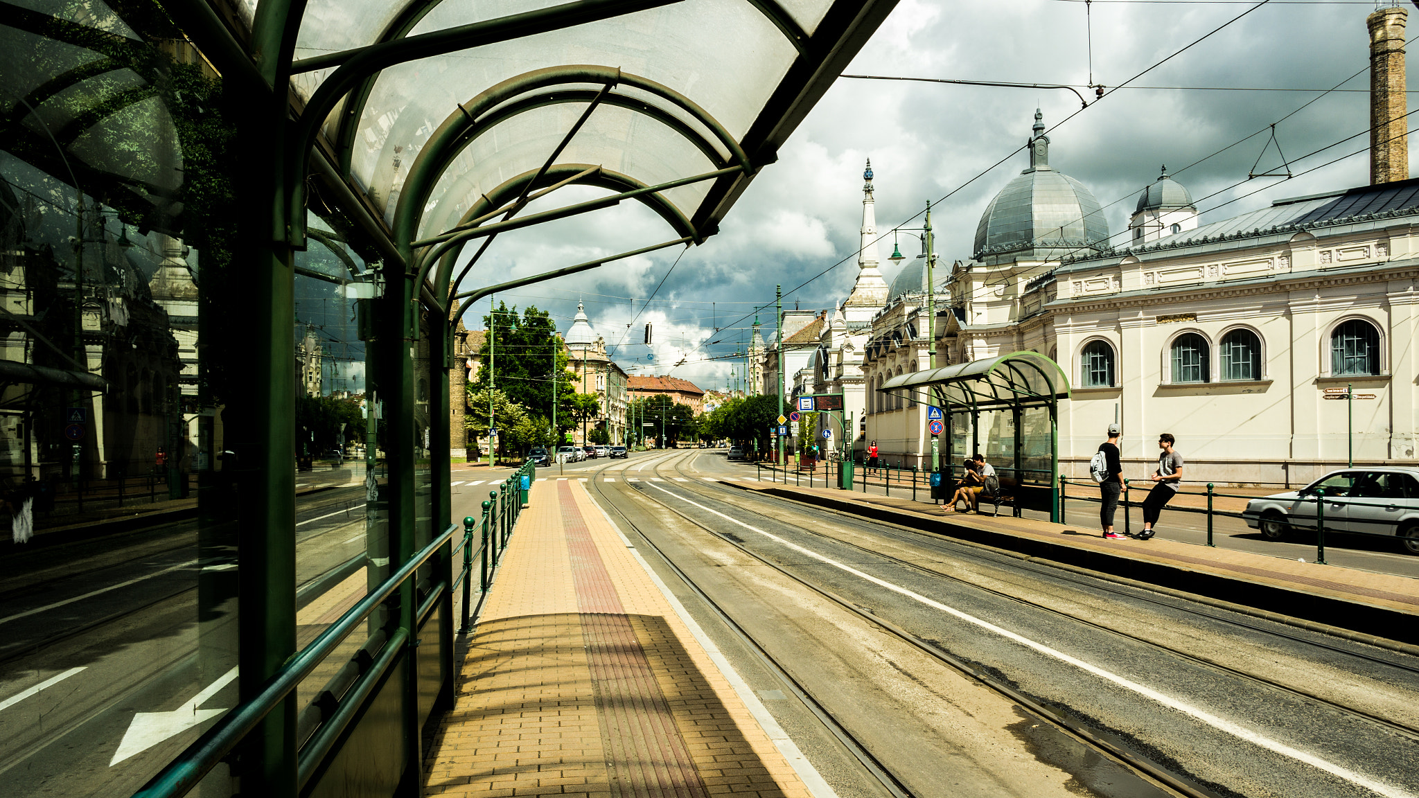 Samsung NX30 + Samsung NX 16mm F2.4 Pancake sample photo. Waiting for the tram photography