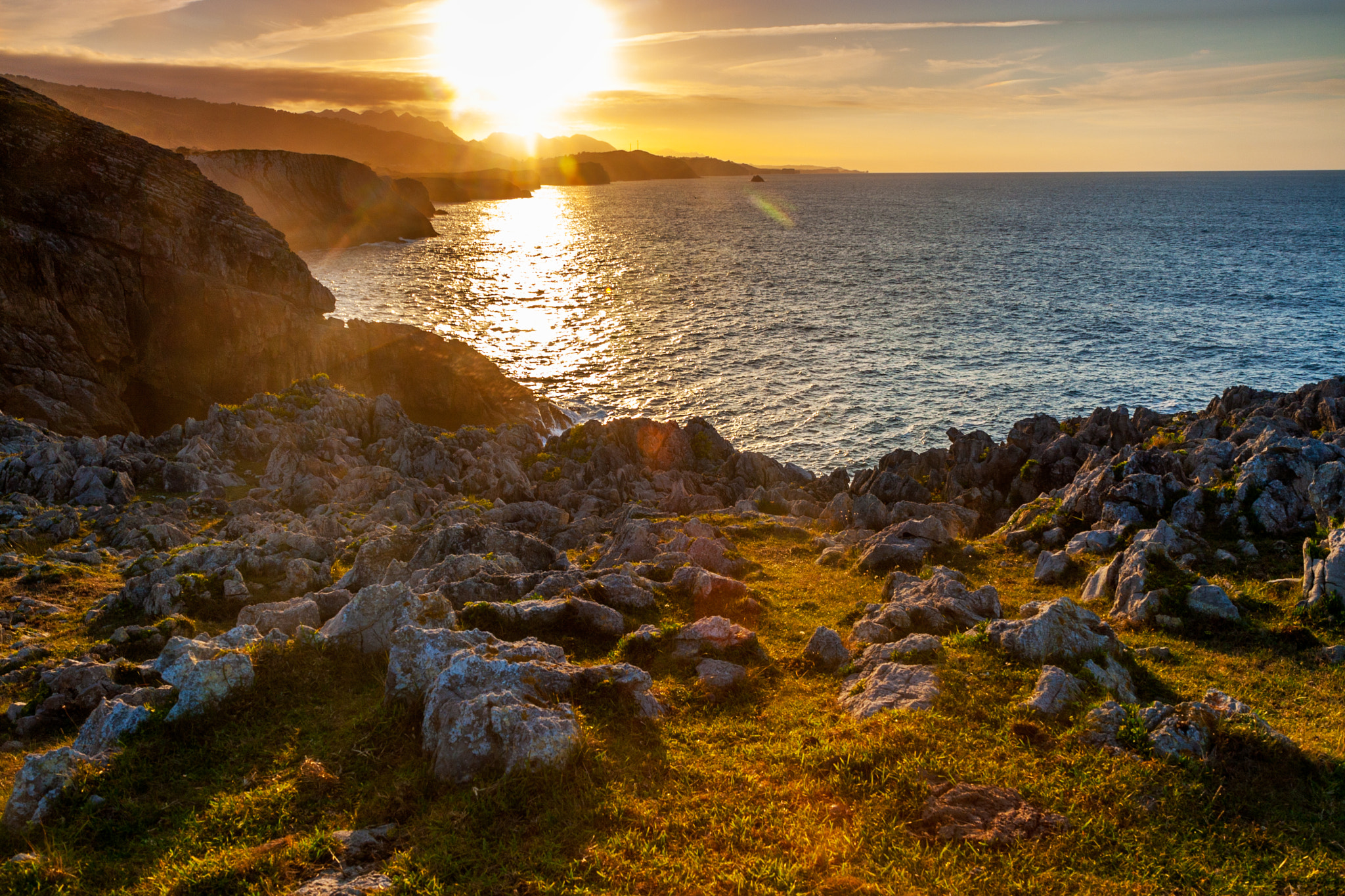 Canon EOS 30D + Canon EF-S 17-55mm F2.8 IS USM sample photo. Atardecer en la costa asturiana photography