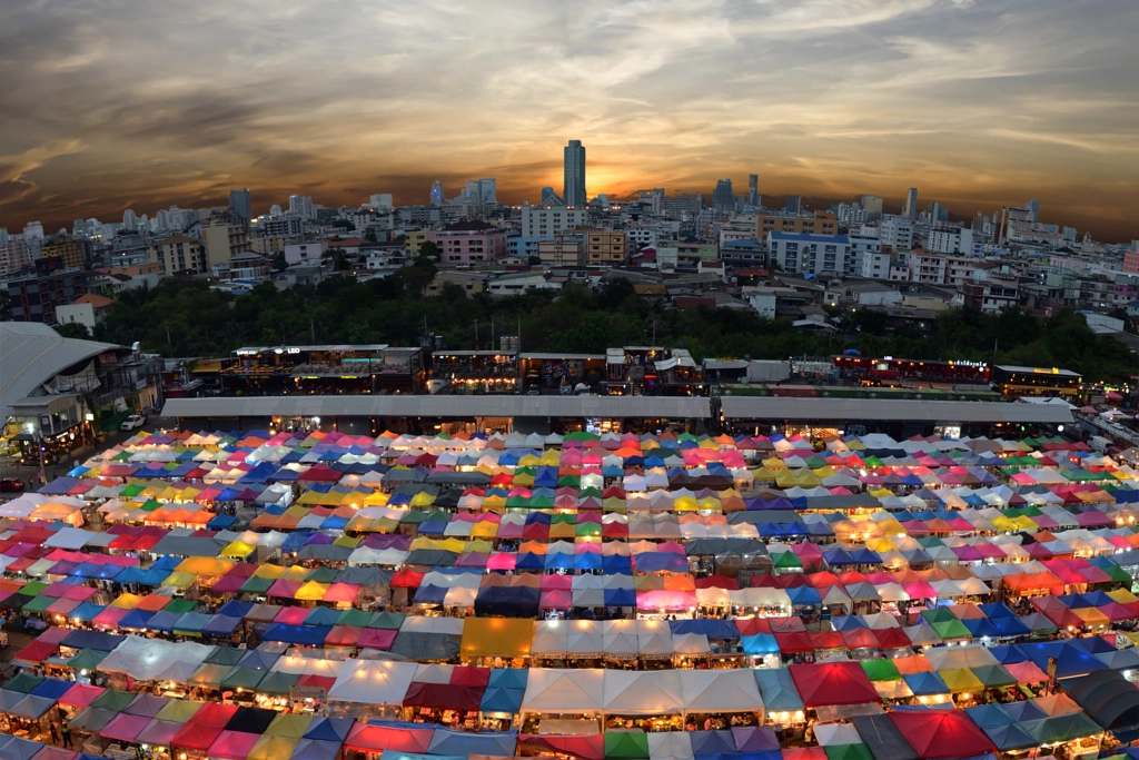 Train market secondhand market in Bangkok, Thailan by Suradech Kongkiatpaiboon on 500px.com