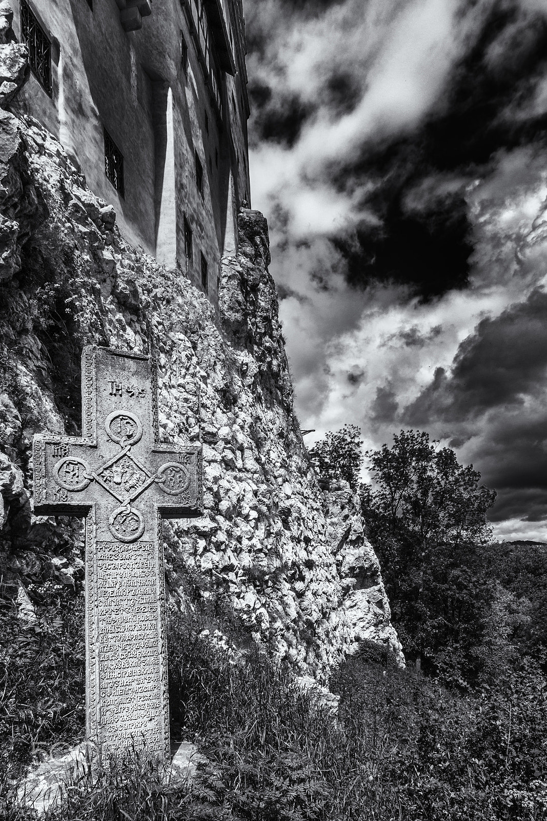 Samsung/Schneider D-XENON 12-24mm F4 ED AL [IF] sample photo. Outside the bran castle photography