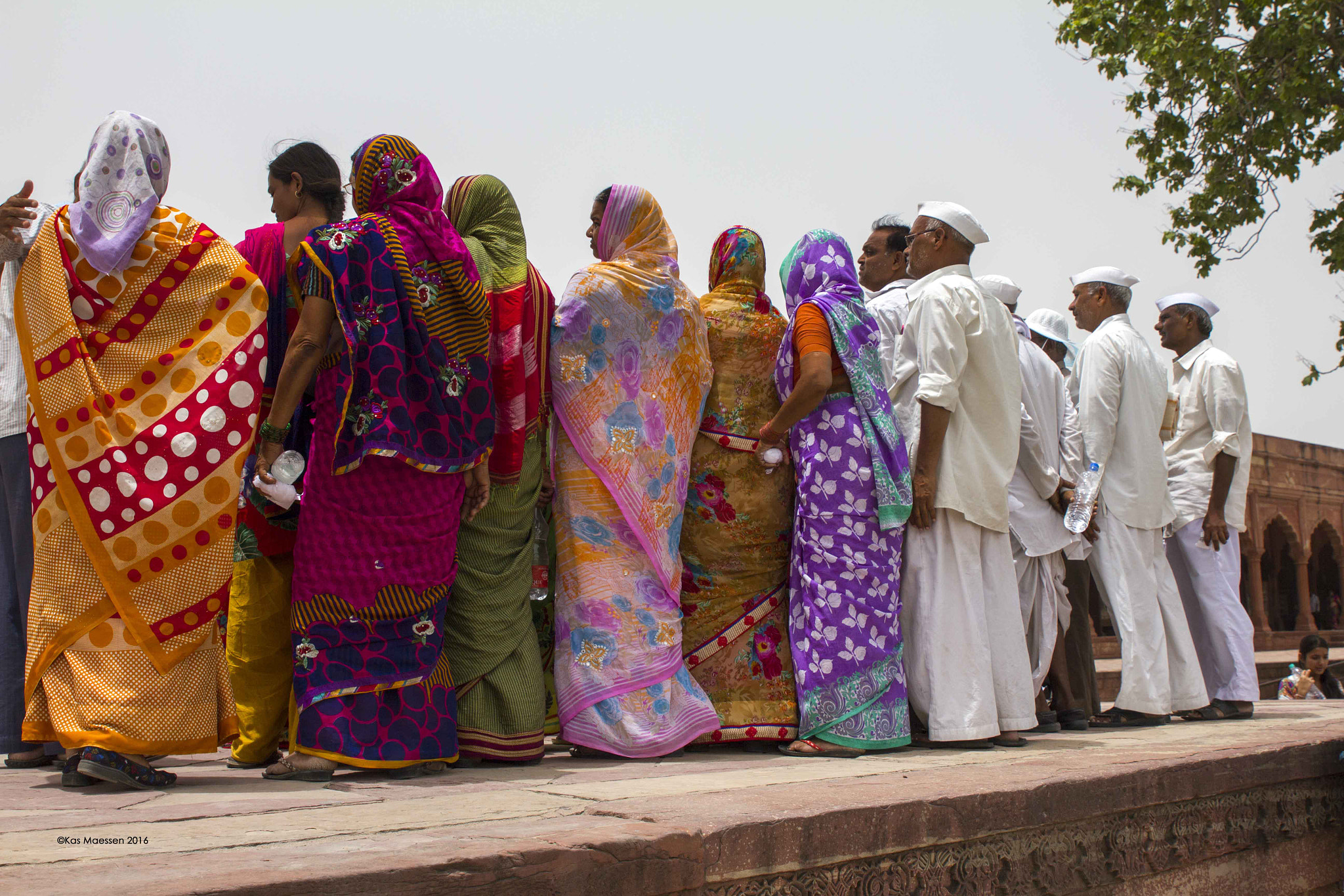 Canon EOS 550D (EOS Rebel T2i / EOS Kiss X4) + Sigma 24-70mm F2.8 EX DG Macro sample photo. People around taj mahal photography