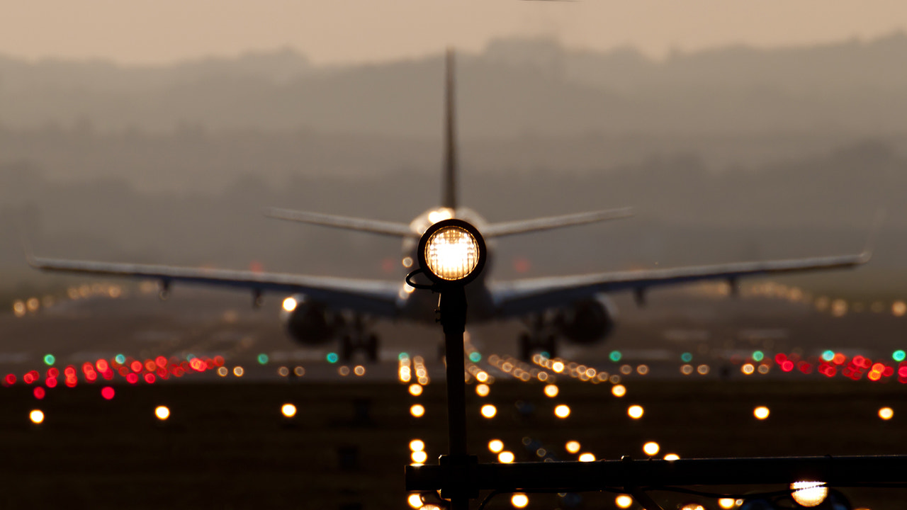 Canon EOS 500D (EOS Rebel T1i / EOS Kiss X3) sample photo. Take-off from behind the light photography