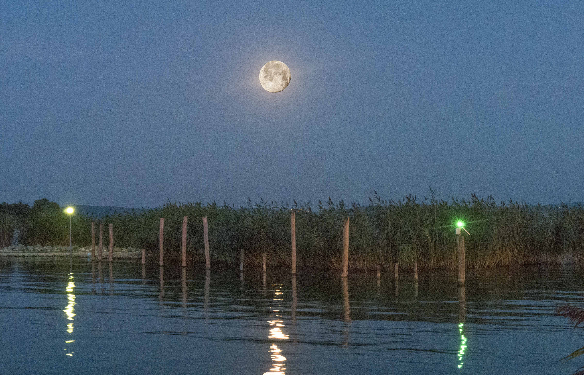 Panasonic Lumix DMC-GX7 sample photo. Water and moon... photography