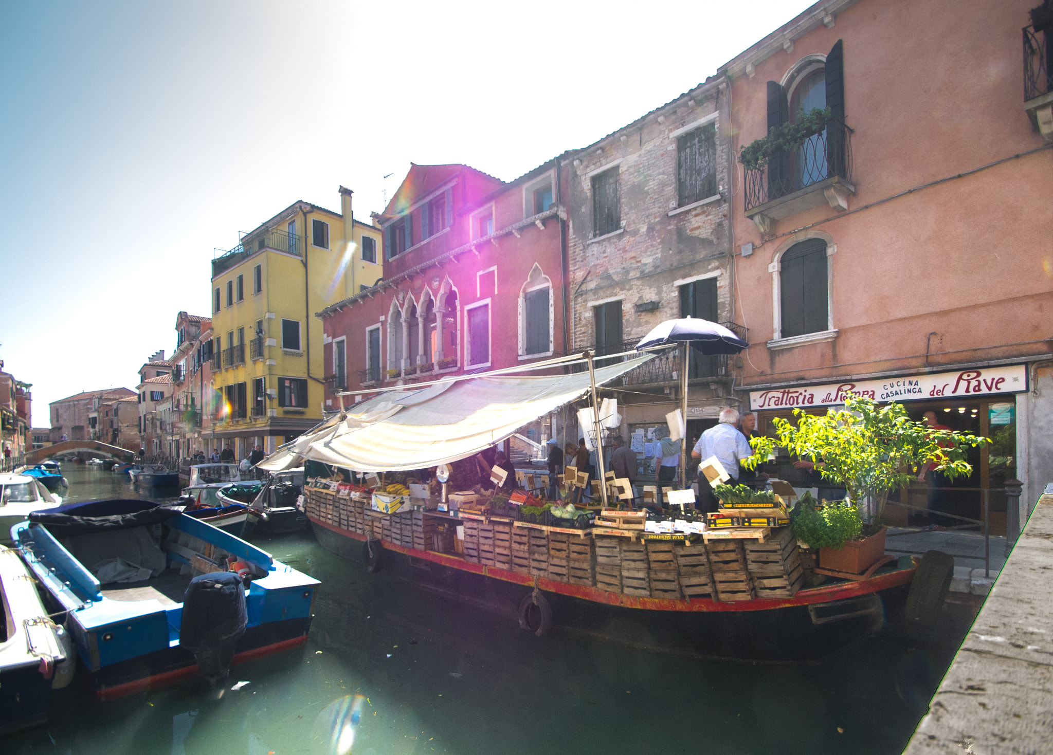 Pentax K-x sample photo. Floating market photography