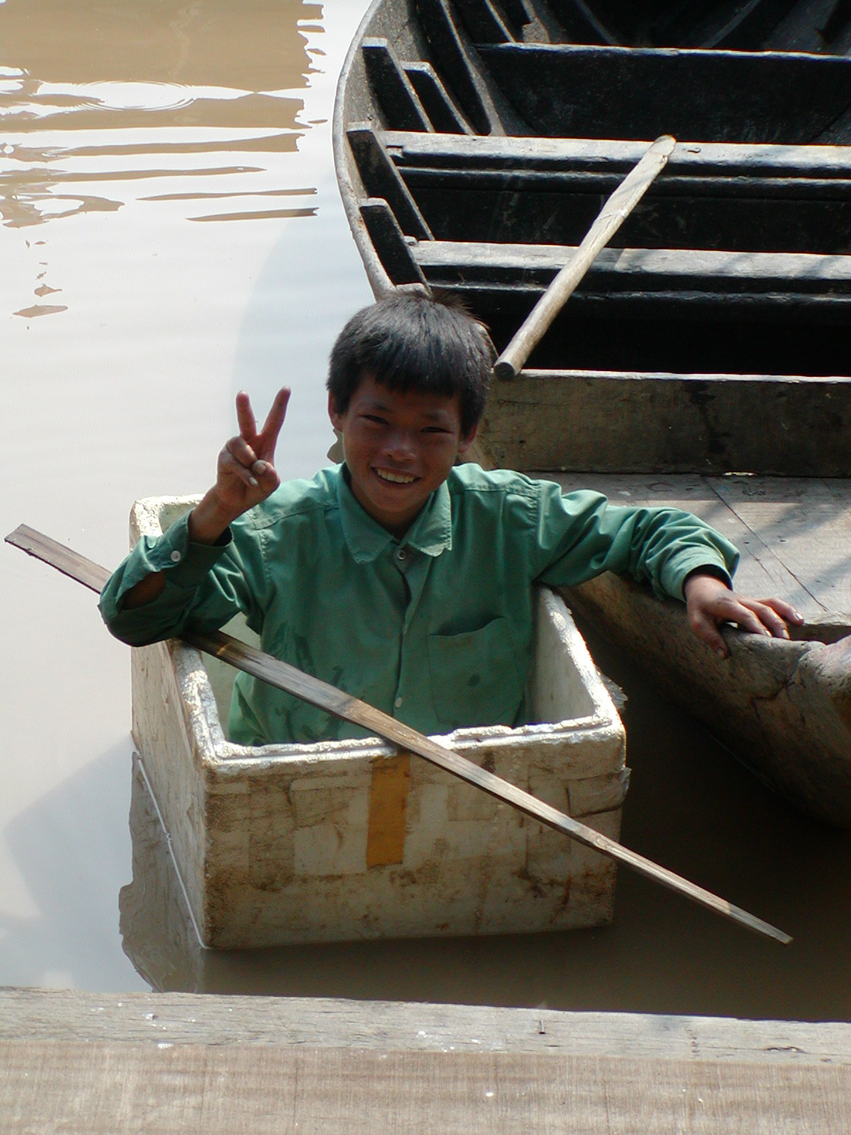 Olympus C700UZ sample photo. Cambodia boat boy photography