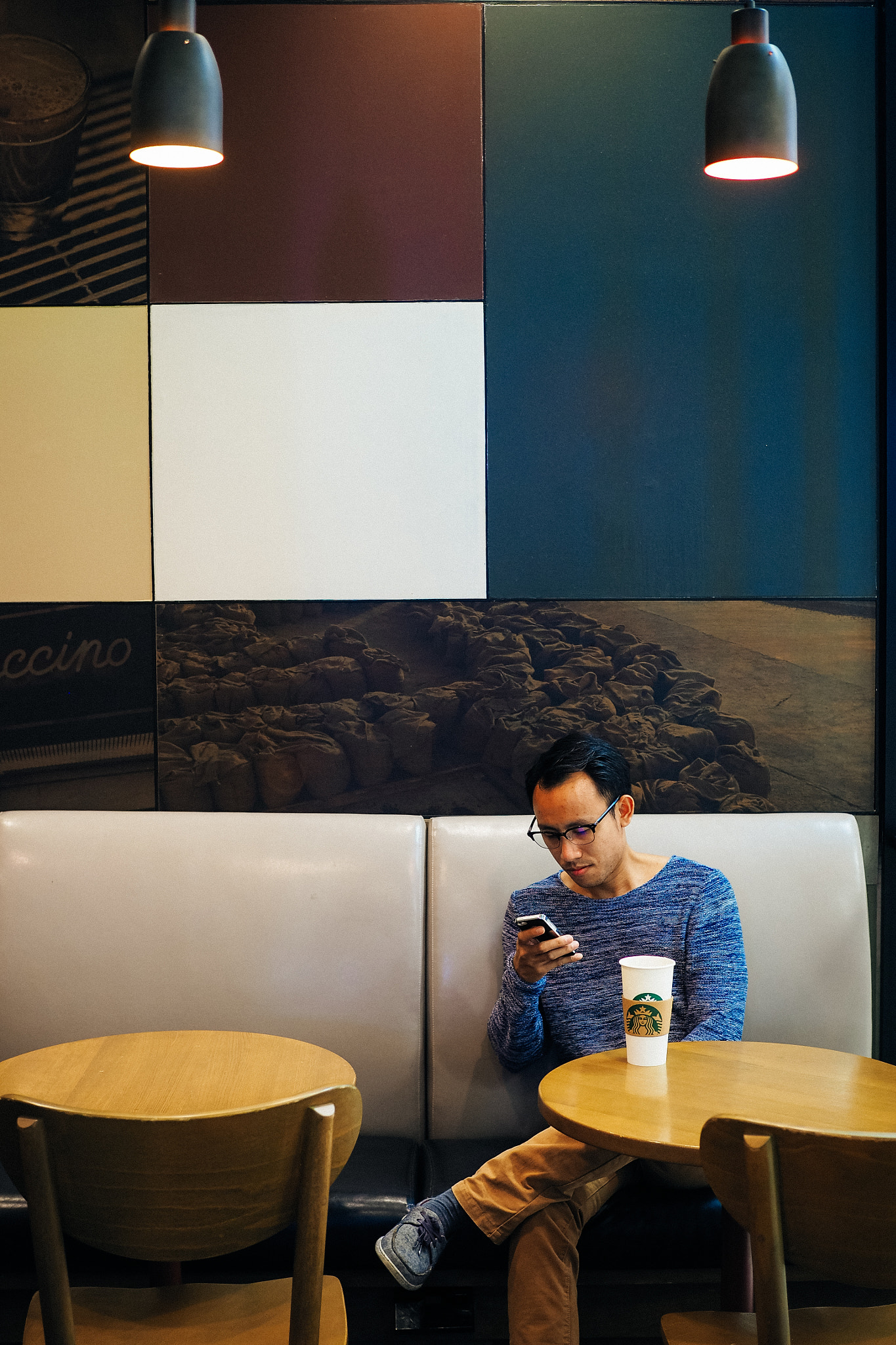 Olympus OM-D E-M5 II + Olympus M.Zuiko Digital 25mm F1.8 sample photo. When in starbucks photography