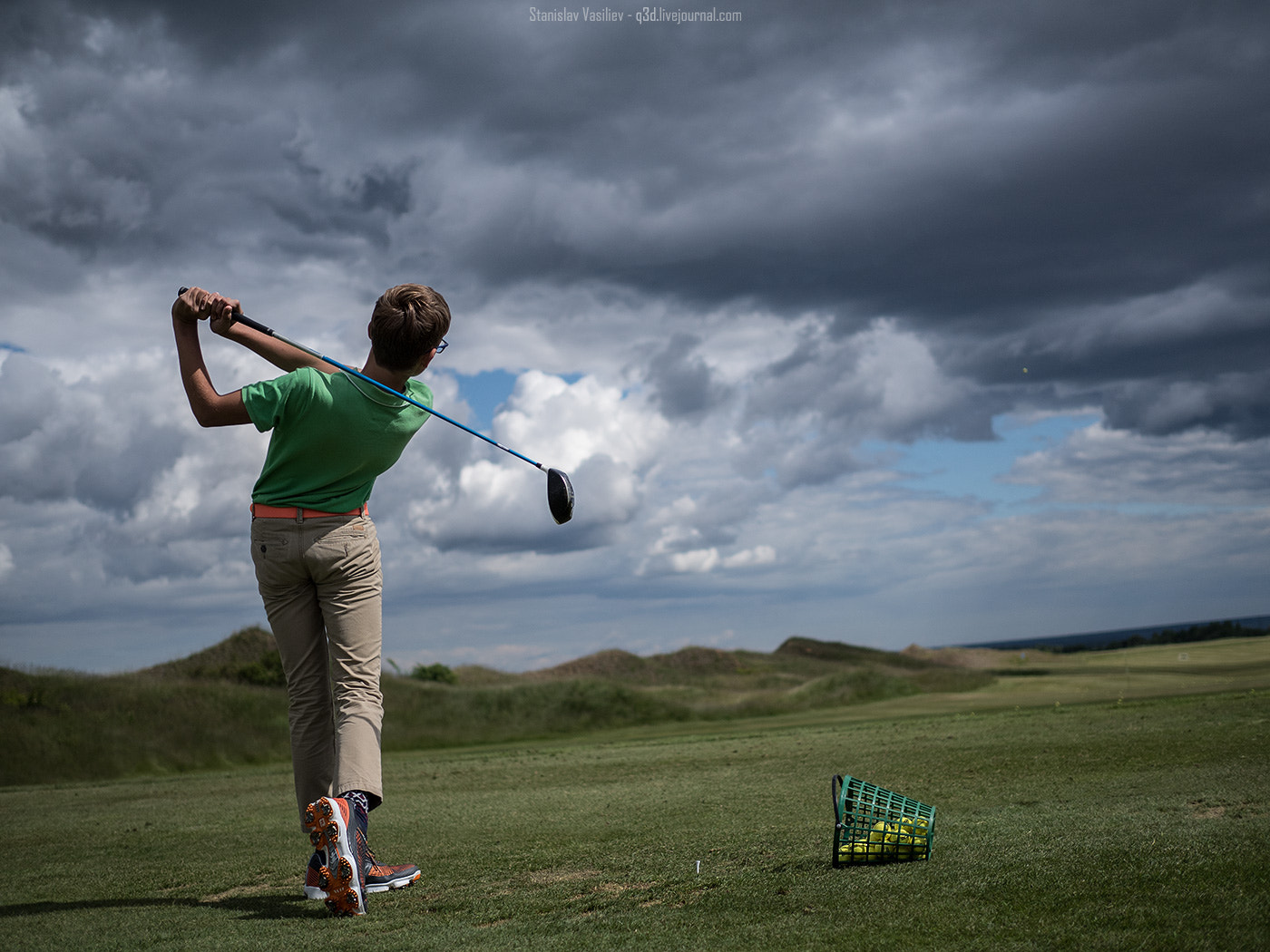 Olympus OM-D E-M5 II + Olympus M.Zuiko Digital 25mm F1.8 sample photo. Golf player photography