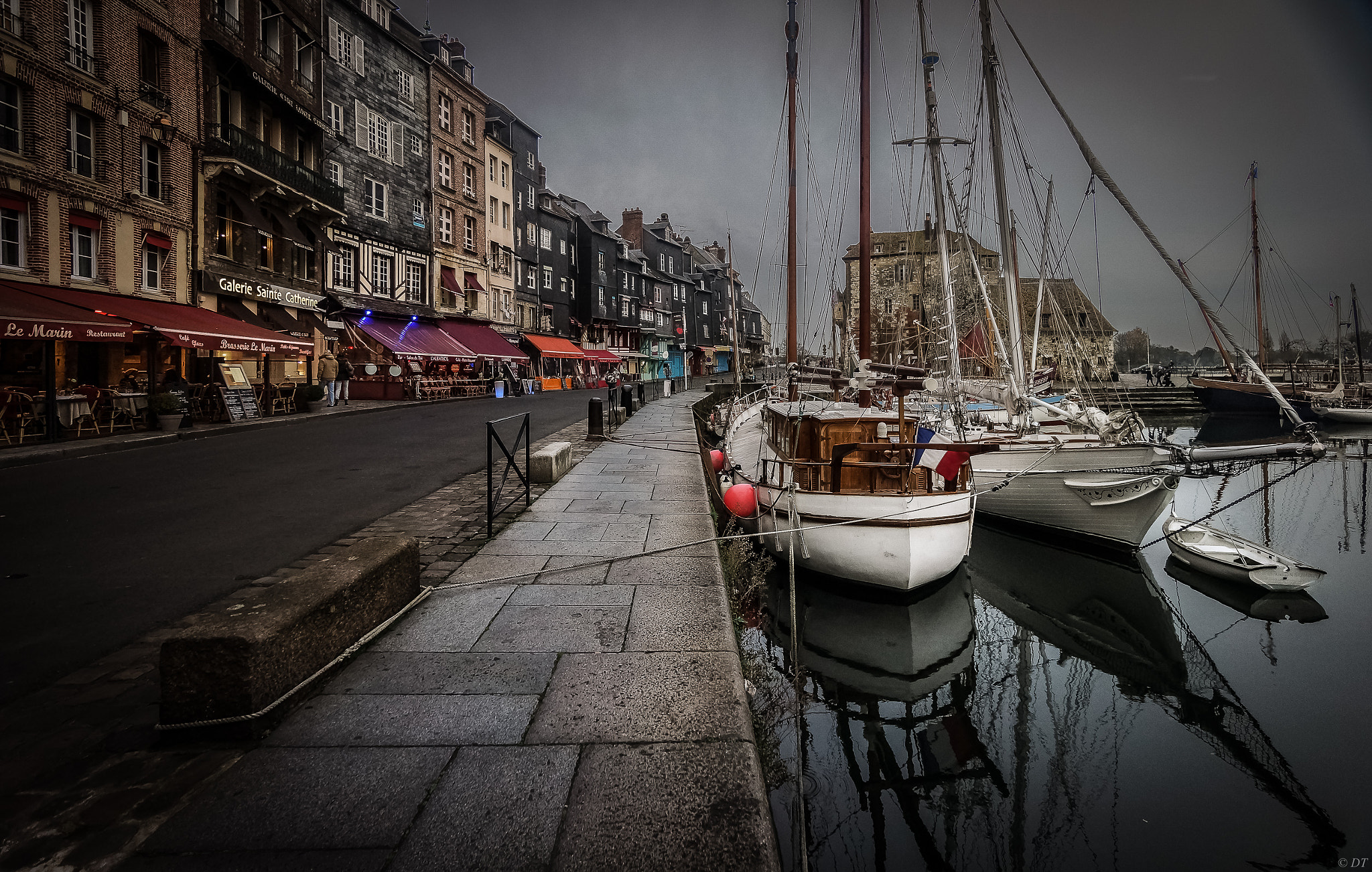 Sony Alpha NEX-7 + Sony E 10-18mm F4 OSS sample photo. Awnings photography