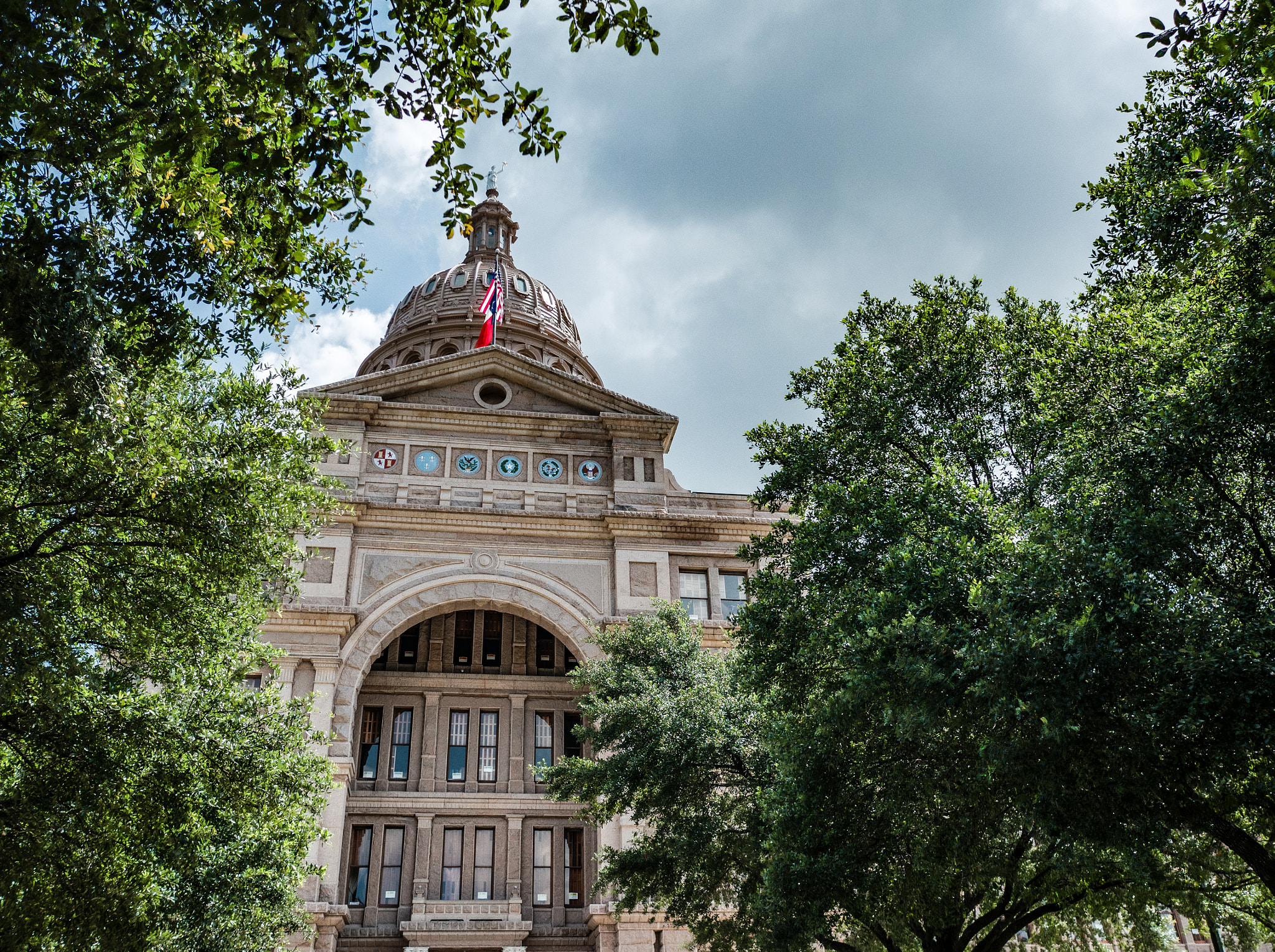 Panasonic Lumix DMC-GX85 (Lumix DMC-GX80 / Lumix DMC-GX7 Mark II) + LEICA DG SUMMILUX 15/F1.7 sample photo. Austin capital building photography