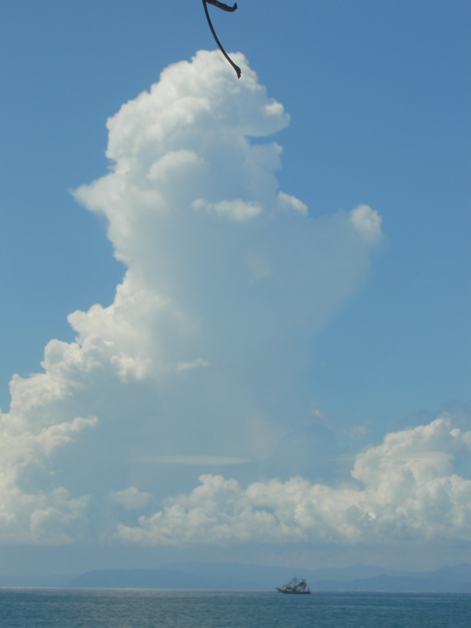 Nikon COOLPIX P1 sample photo. Cloudboat photography