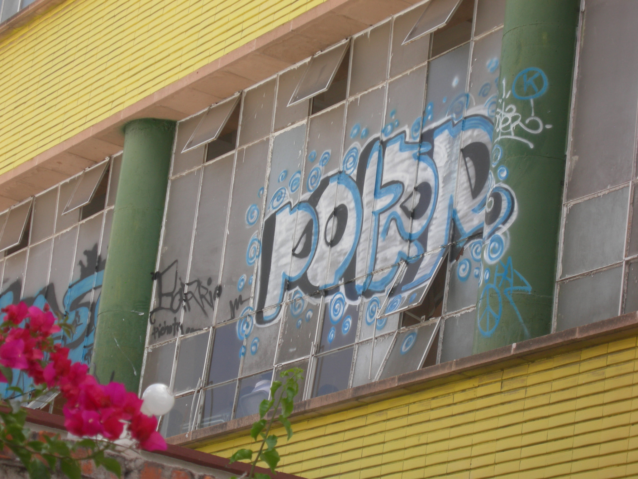 Nikon COOLPIX P1 sample photo. Street paint slp photography