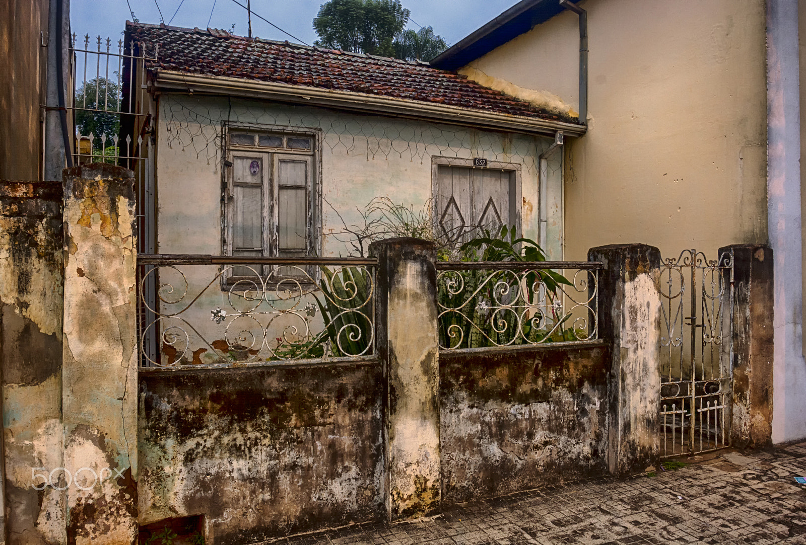 Nikon D5200 + Sigma 18-35mm F3.5-4.5 Aspherical sample photo. An old house photography