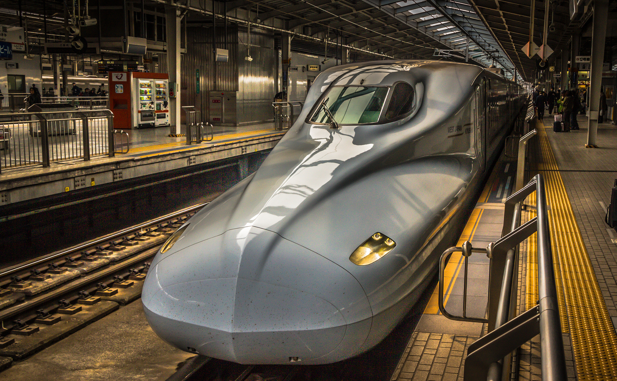 Canon EOS 550D (EOS Rebel T2i / EOS Kiss X4) sample photo. Bullet train in japan photography