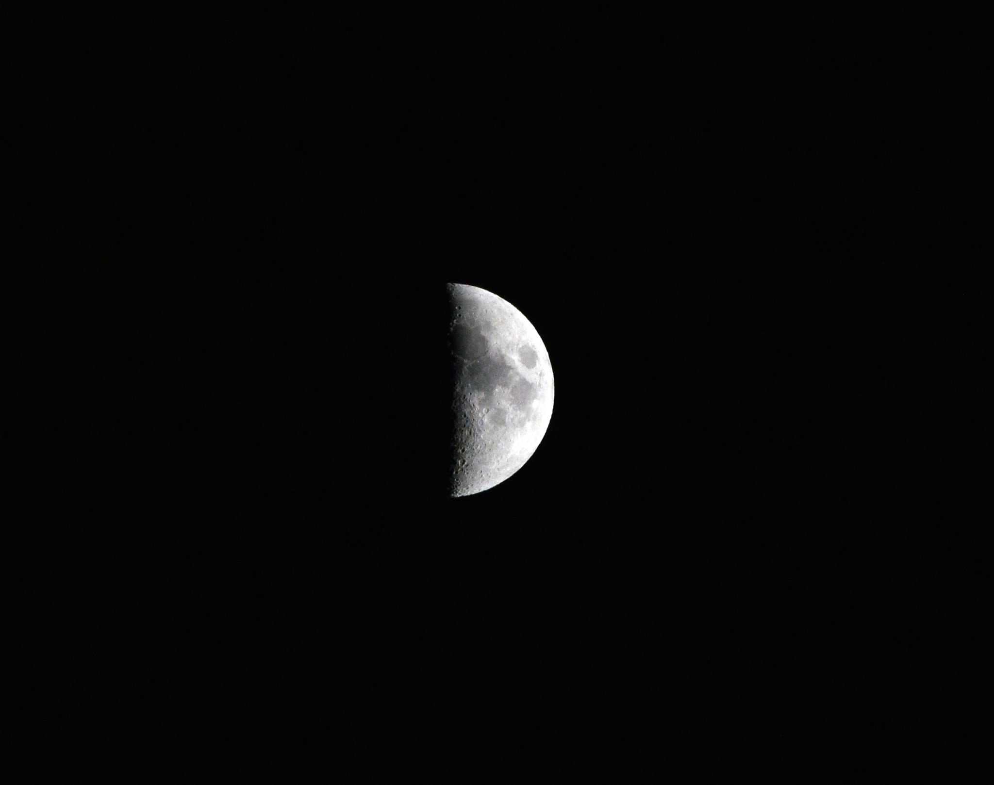 Nikon D3300 + AF Nikkor 28mm f/2.8 sample photo. Talking to the moon photography