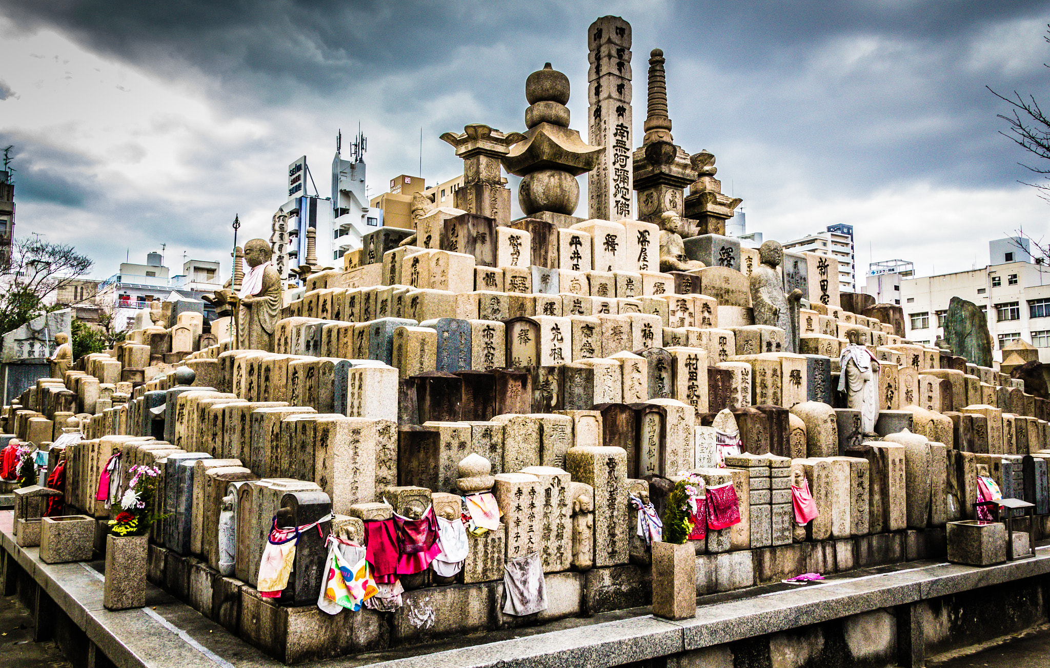 Canon EOS 550D (EOS Rebel T2i / EOS Kiss X4) sample photo. Osaka graves photography