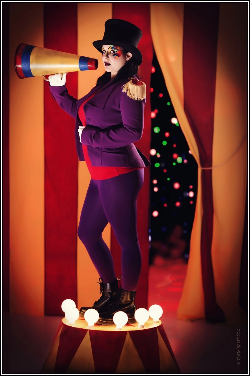 AF DC-Nikkor 135mm f/2D sample photo. Circus barker photography
