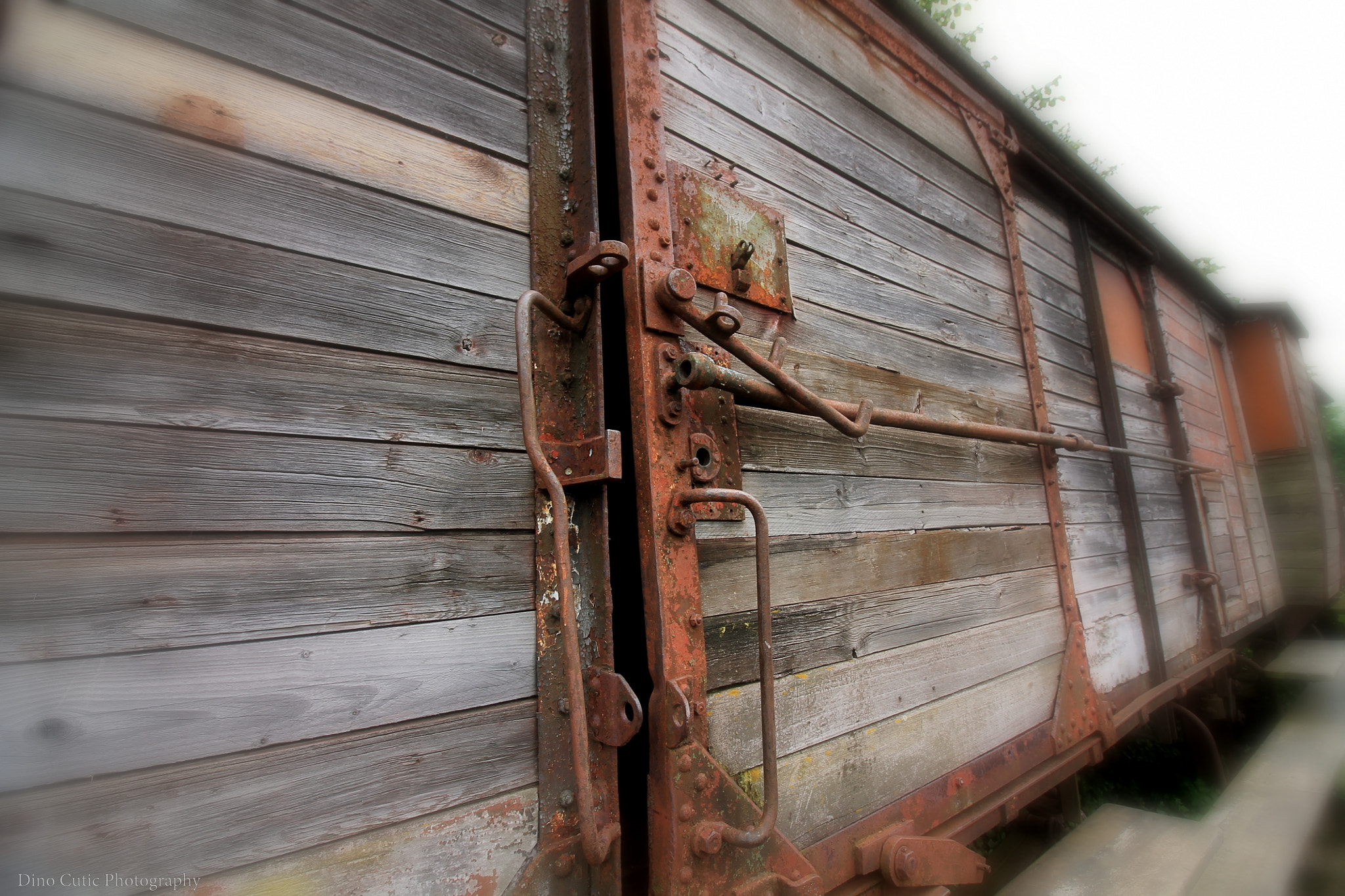 Canon EF-S 10-18mm F4.5–5.6 IS STM sample photo. Old wagon photography