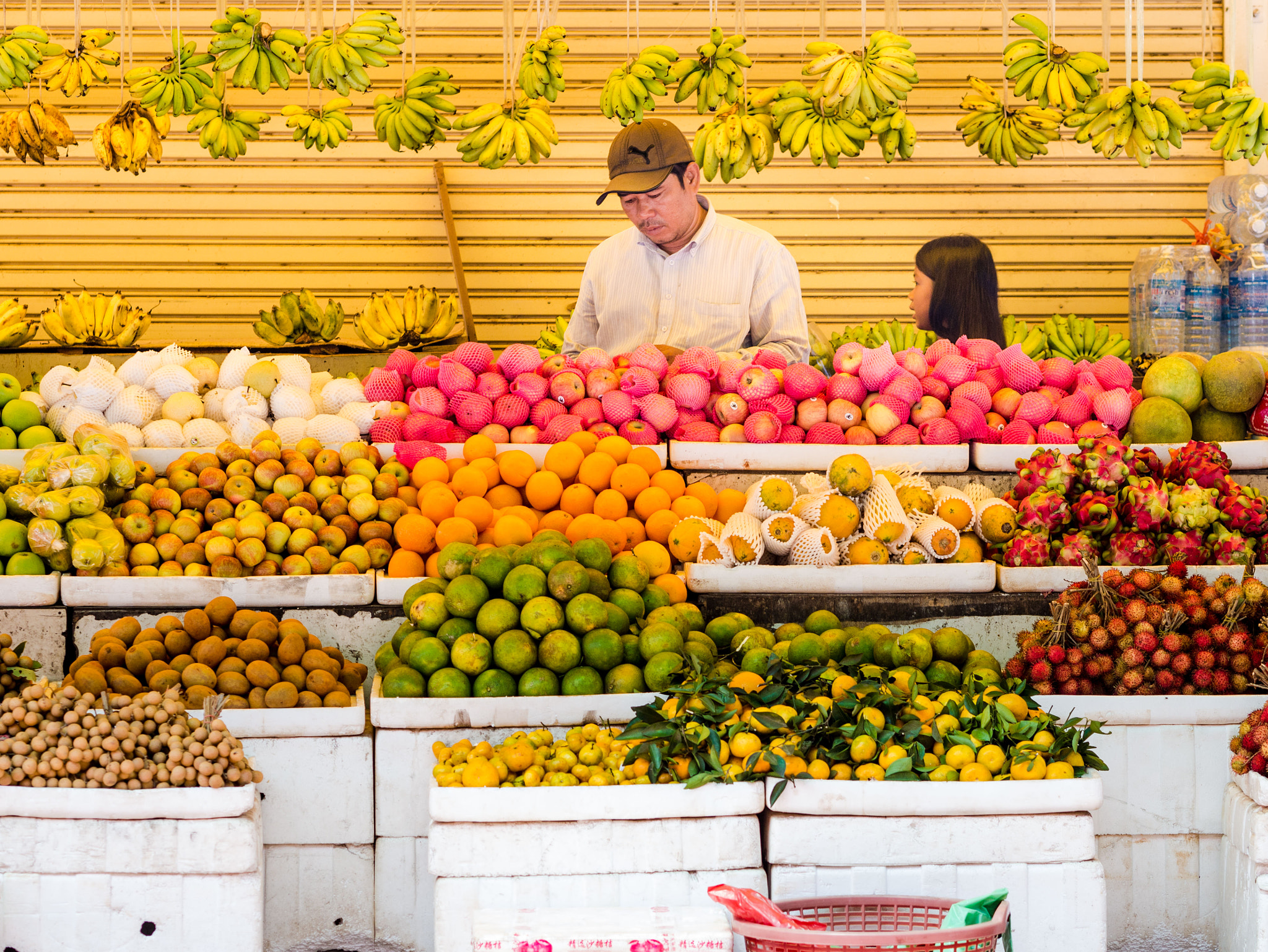 Panasonic Lumix DMC-GX7 + Olympus M.Zuiko Digital ED 75mm F1.8 sample photo. Siem reap fruit vendor photography