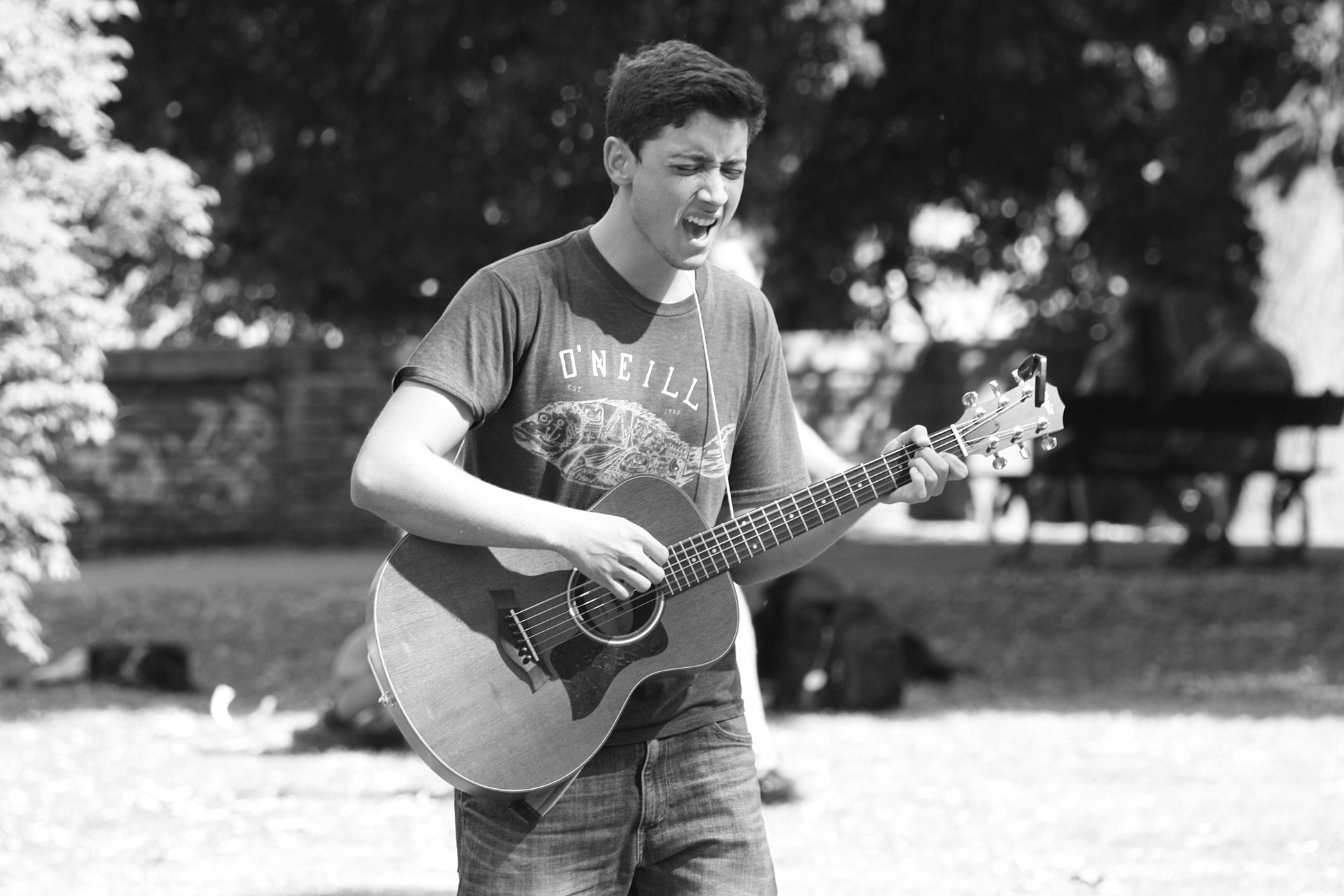 Canon EF 55-200mm F4.5-5.6 II USM sample photo. Street singer photography