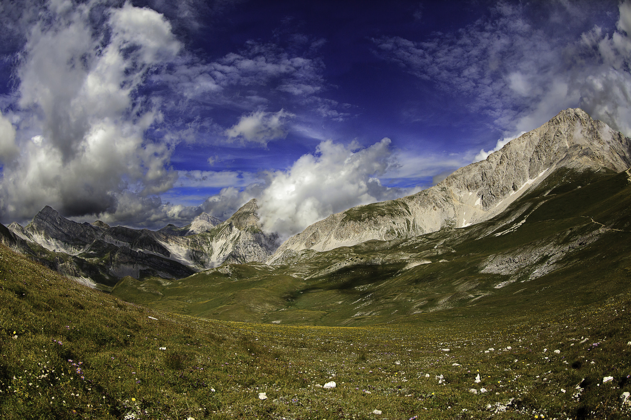 Canon EF 8-15mm F4L Fisheye USM sample photo. Appennino d'abruzzo photography