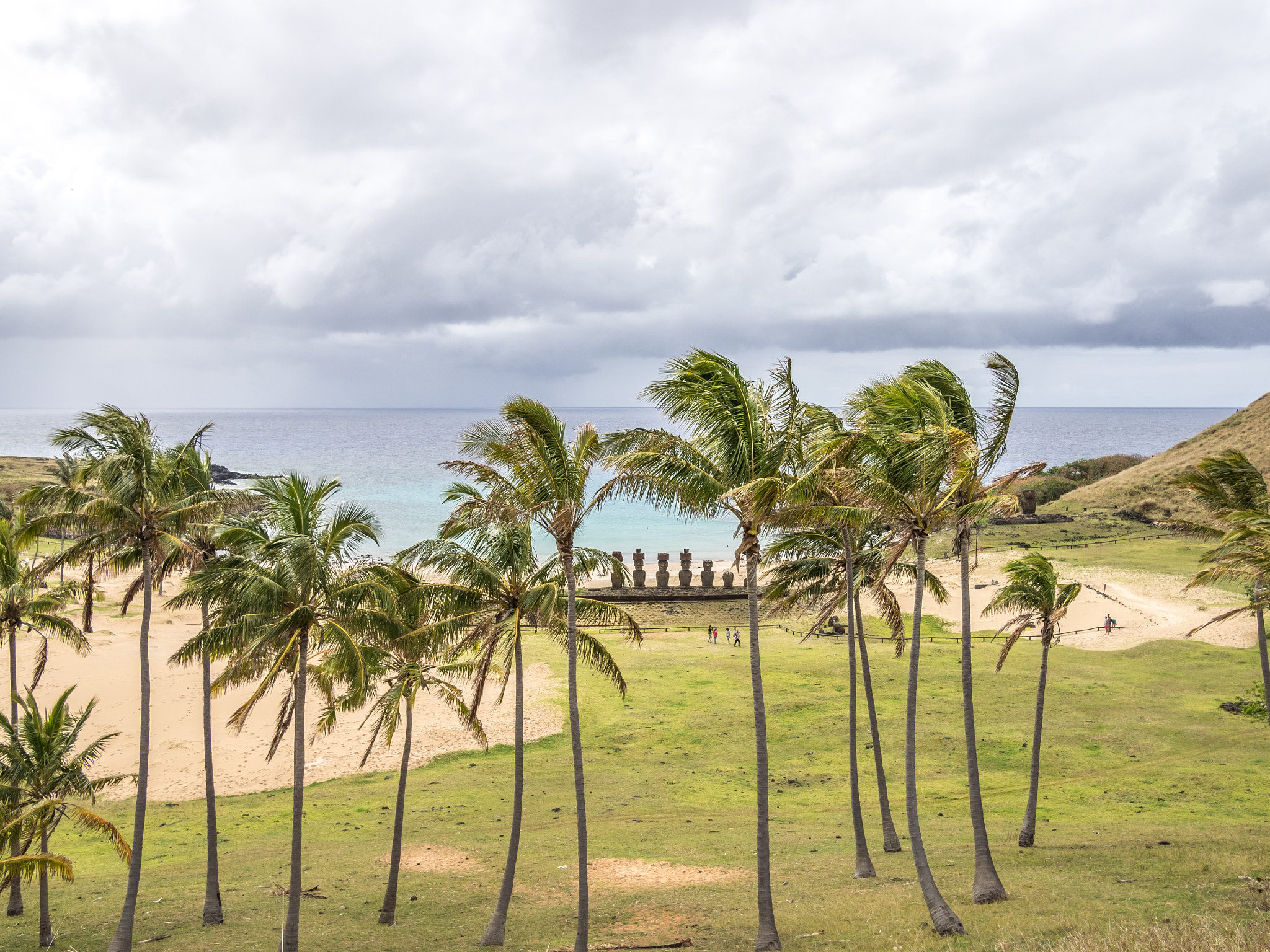 Olympus OM-D E-M1 + Panasonic Lumix G 20mm F1.7 ASPH sample photo. The storm coming to anakena beach photography