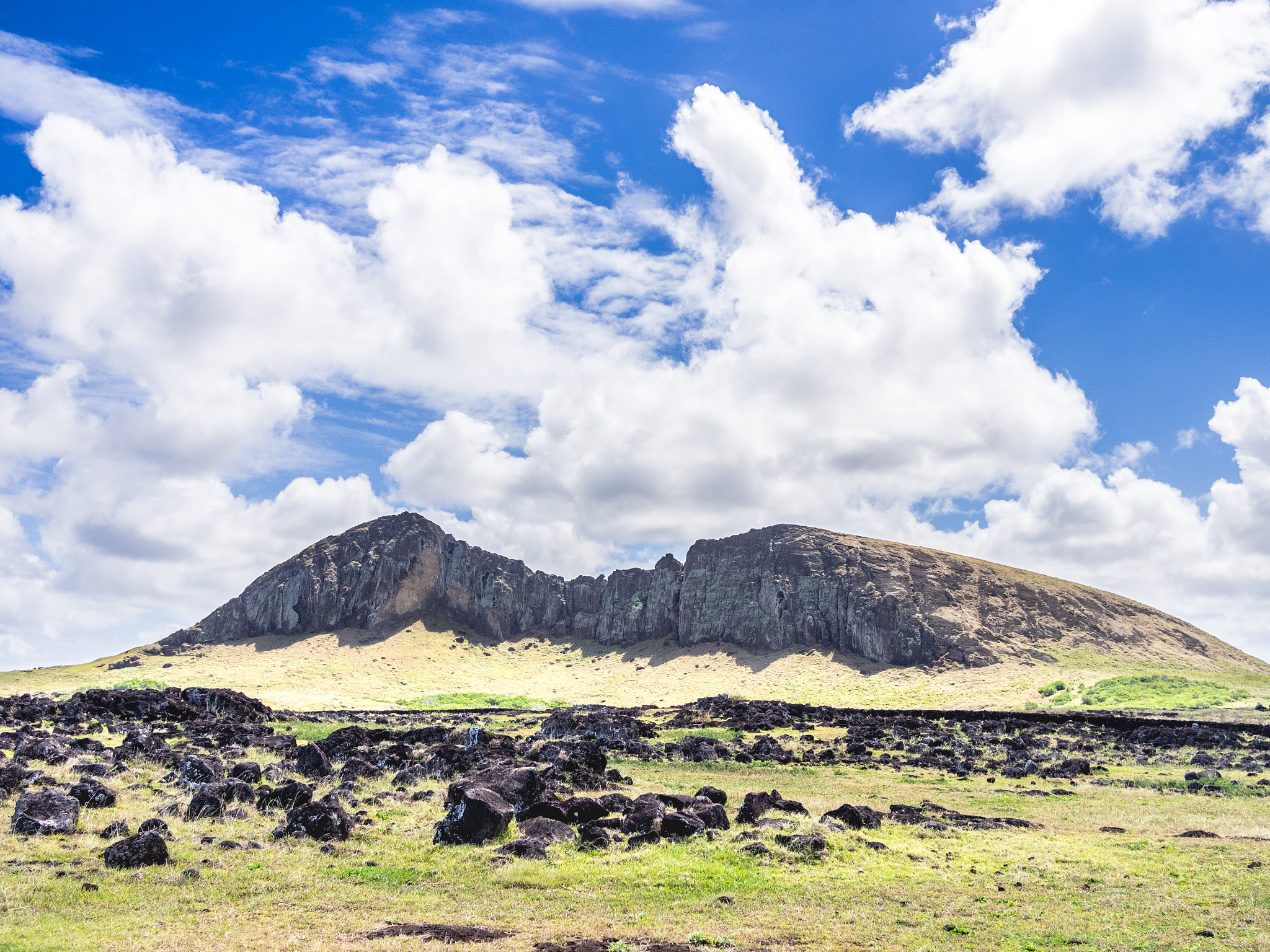 Olympus OM-D E-M1 + Panasonic Lumix G 20mm F1.7 ASPH sample photo. The rano raraku mountain photography