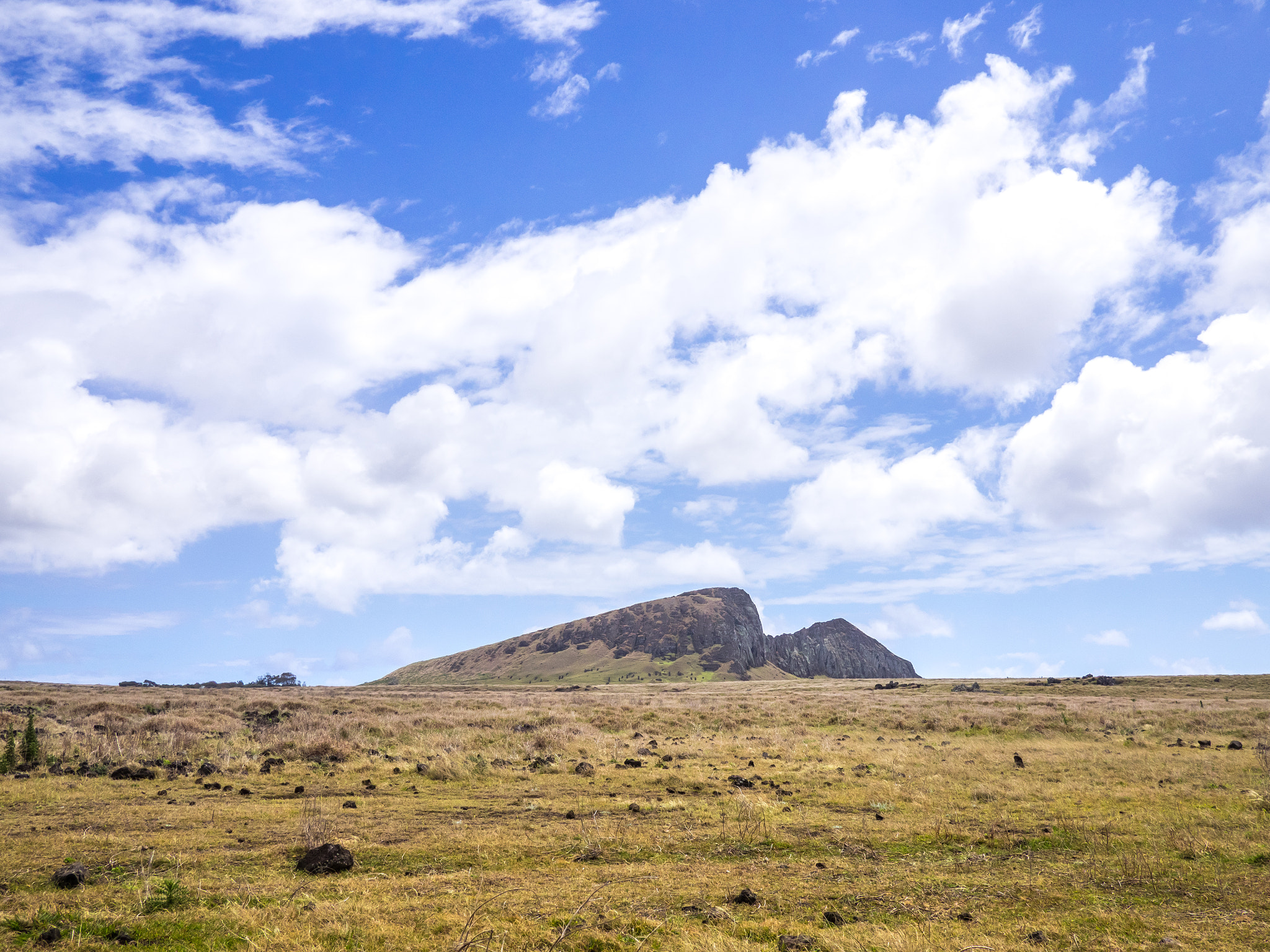 Olympus OM-D E-M1 + Panasonic Lumix G 20mm F1.7 ASPH sample photo. The rano raraku mountain photography
