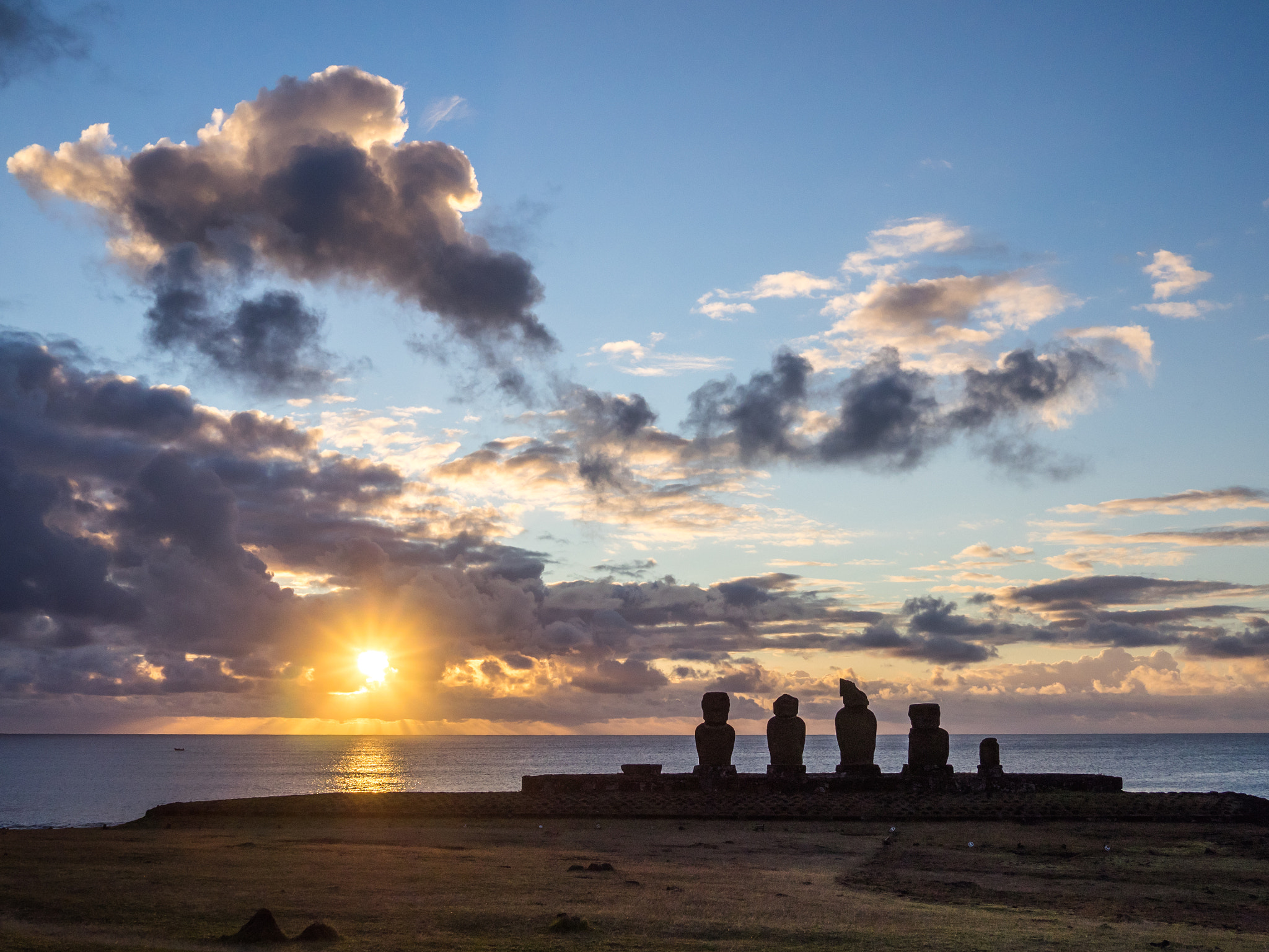 Olympus OM-D E-M1 + Panasonic Lumix G 20mm F1.7 ASPH sample photo. Sunset in ahu tahai photography