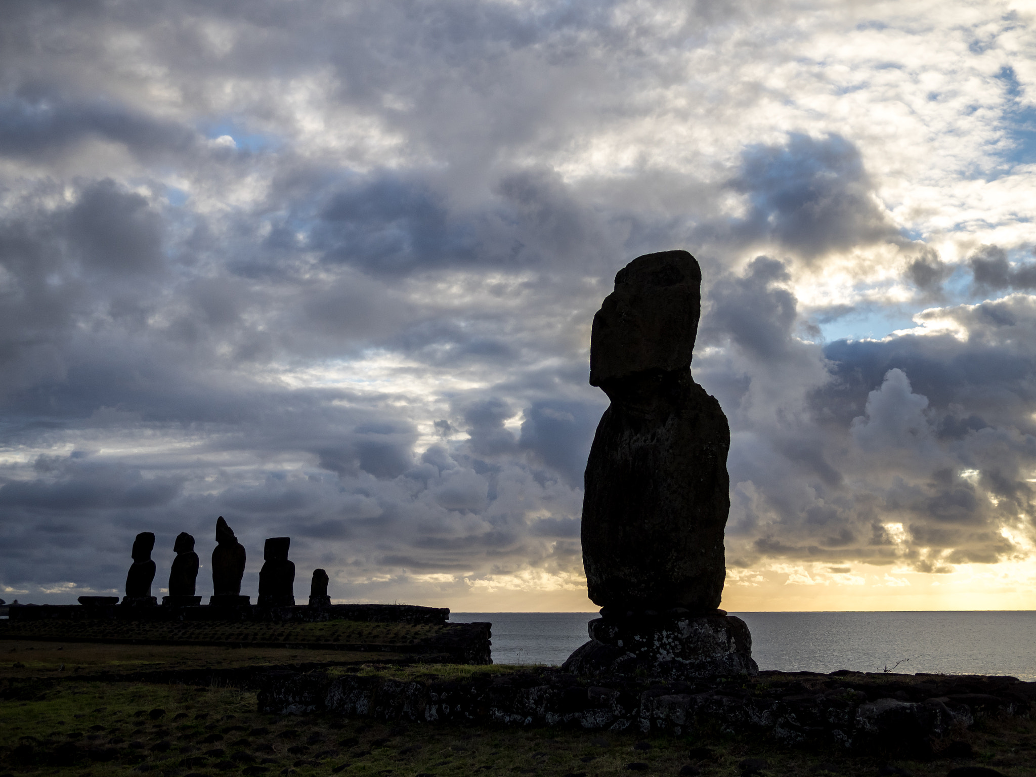 Olympus OM-D E-M1 + Panasonic Lumix G 20mm F1.7 ASPH sample photo. Sunset in ahu tahai photography