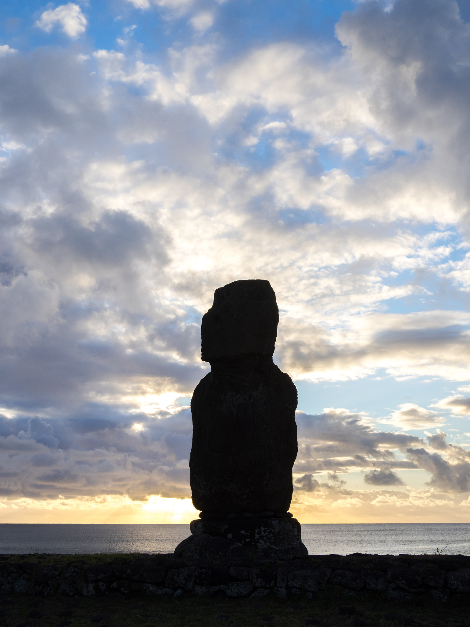 Olympus OM-D E-M1 + Panasonic Lumix G 20mm F1.7 ASPH sample photo. The sunset and the moai photography