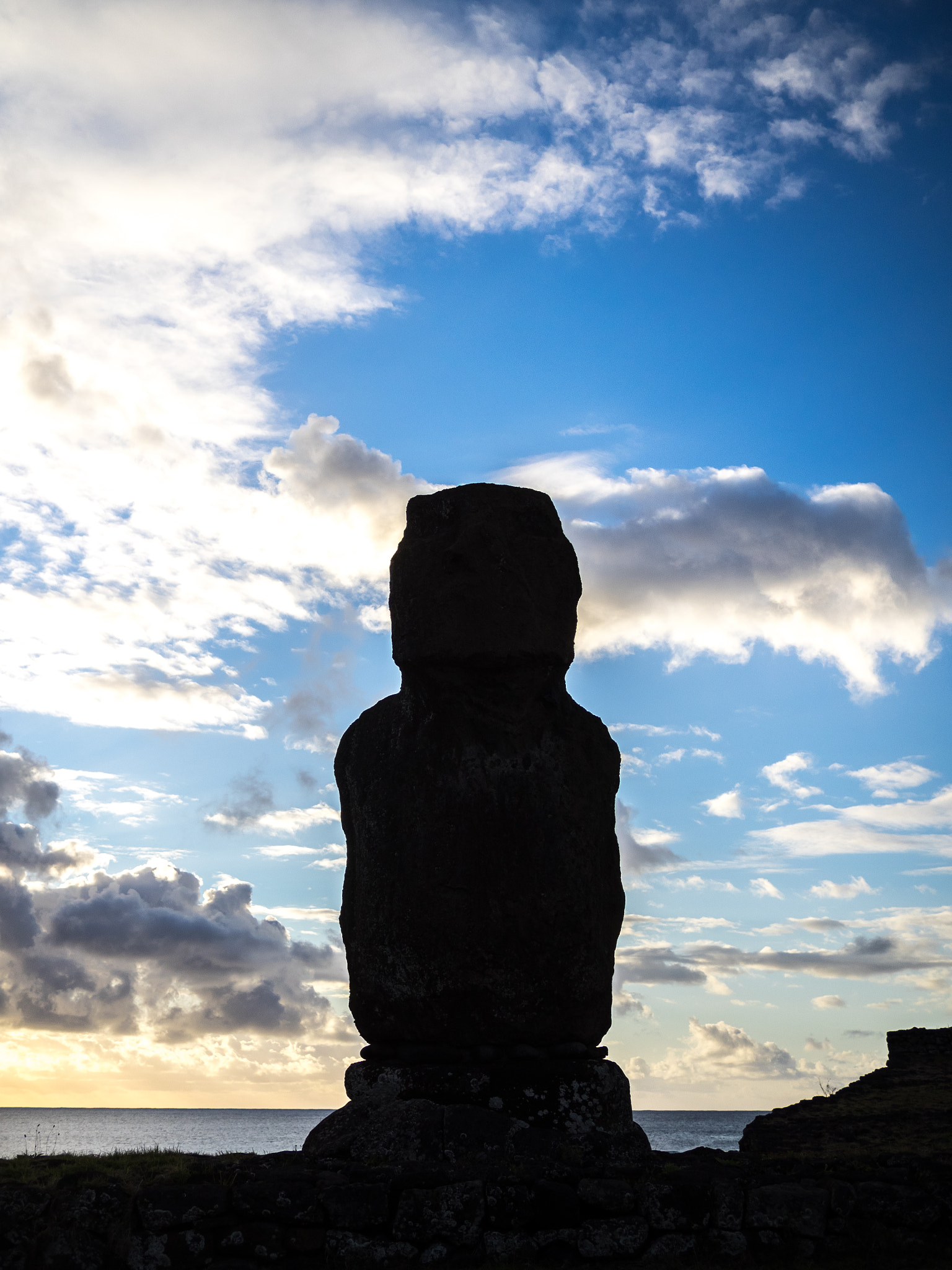Olympus OM-D E-M1 + Panasonic Lumix G 20mm F1.7 ASPH sample photo. The lonely moai photography