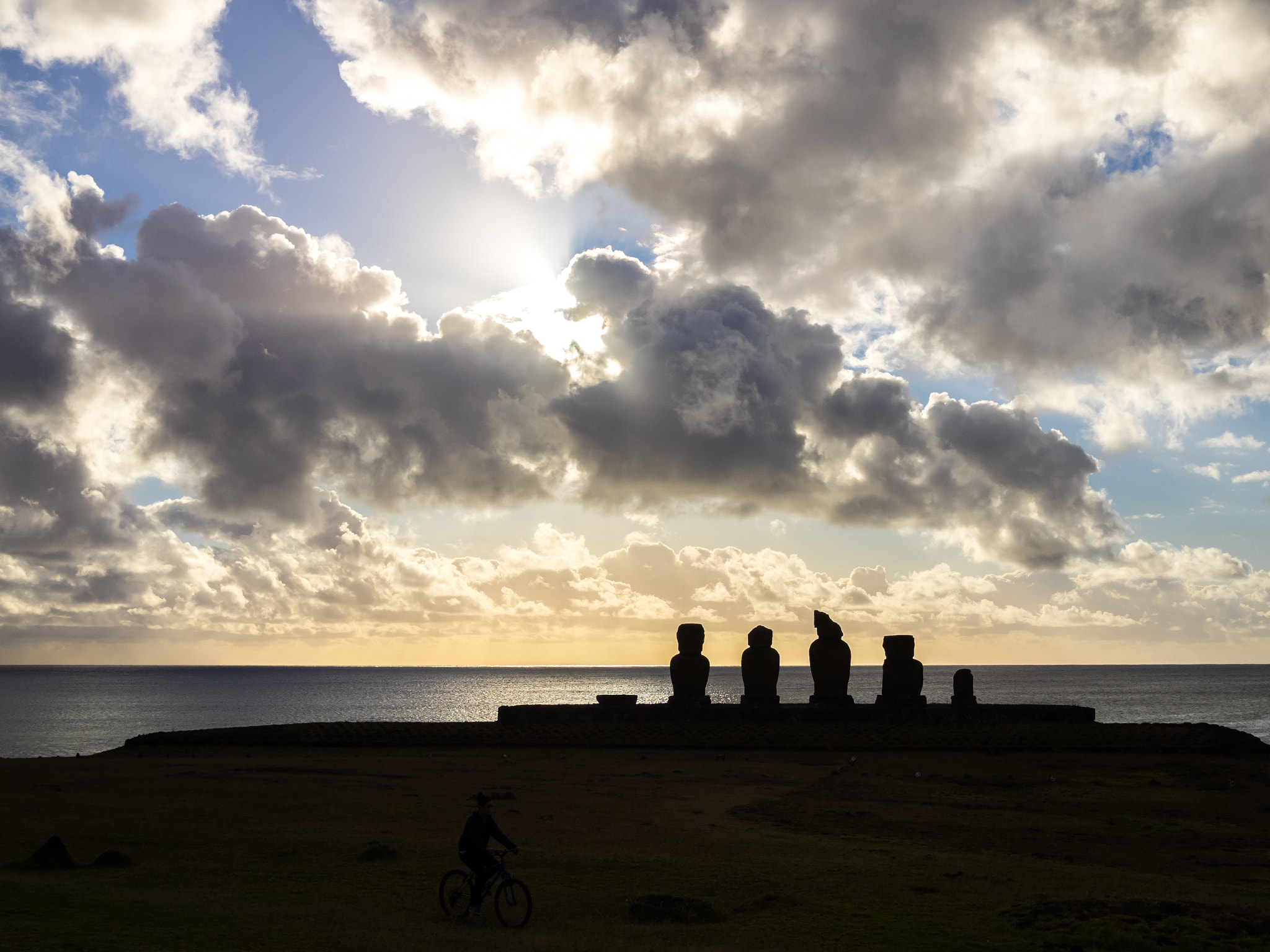 Olympus OM-D E-M1 + Panasonic Lumix G 20mm F1.7 ASPH sample photo. Evening in ahu tahai photography