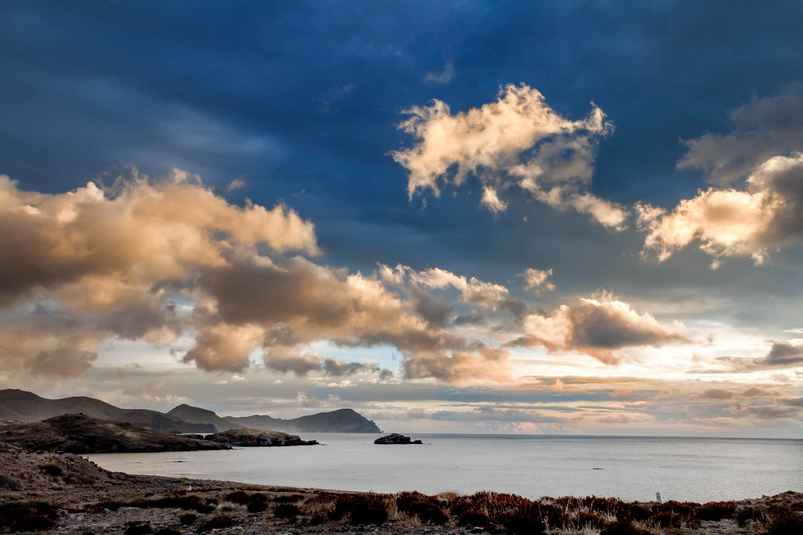 Canon EF-S 18-55mm F3.5-5.6 sample photo. Amanecer en los escullos photography
