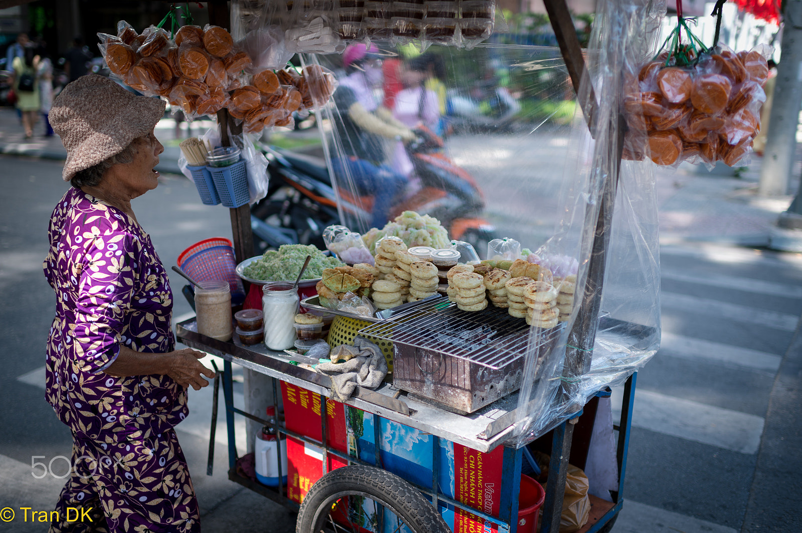 Nikon Df + Nikon AF-S Nikkor 35mm F1.4G sample photo. Woman with trolleys selling food photography